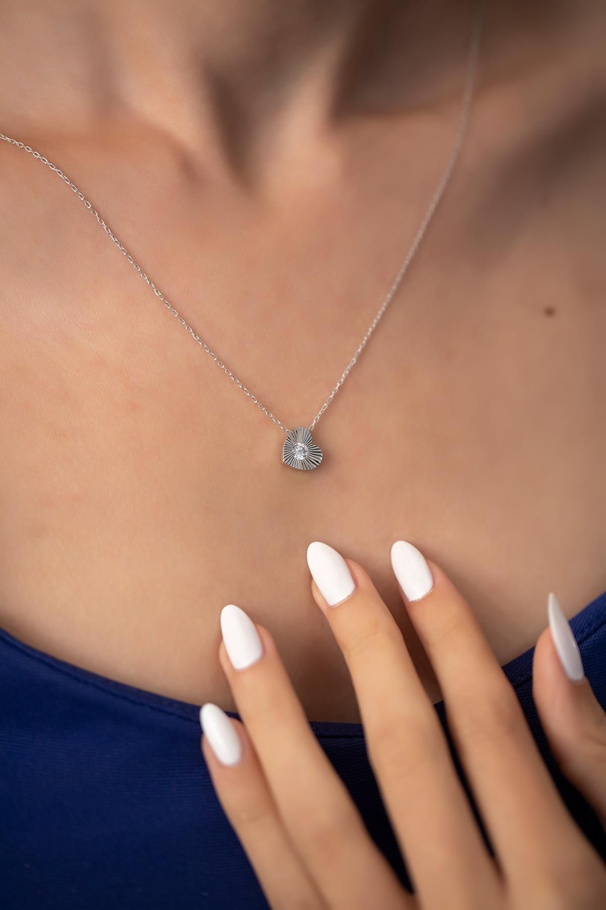 Ninova Silver Kalpli Tektaş Model Gümüş Zirconia Kolye