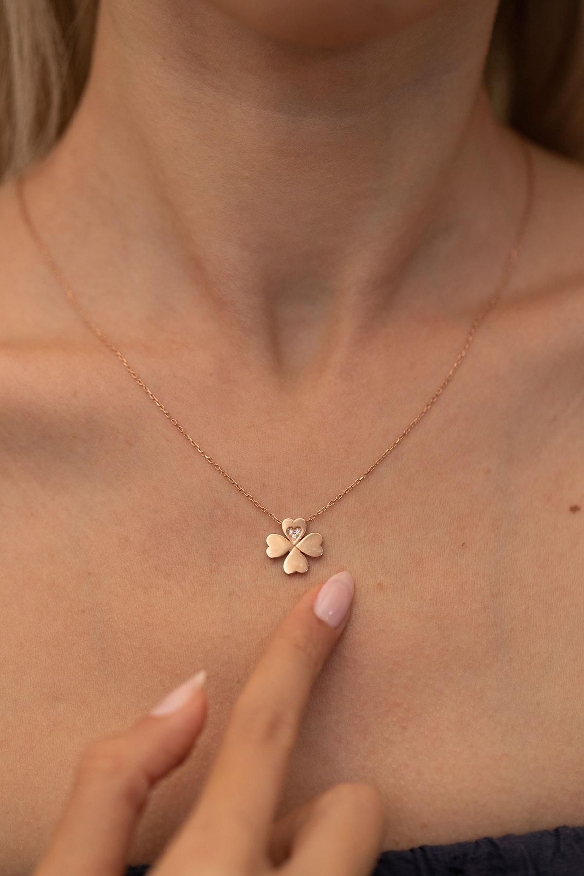 Ninova Silver Yonca Model Rose Kaplama Gümüş Zirconia Kolye