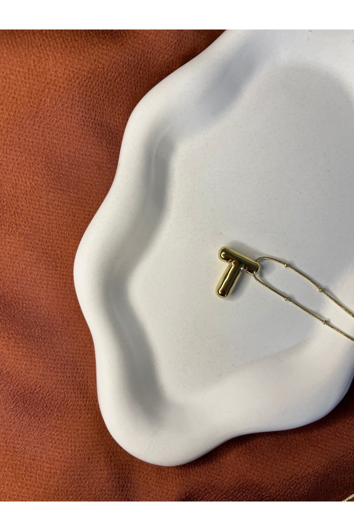 Fam&Co Jewelry Altın Renk Balon Harf Kolye – T Harfi, Şık ve Minimal Tasarım