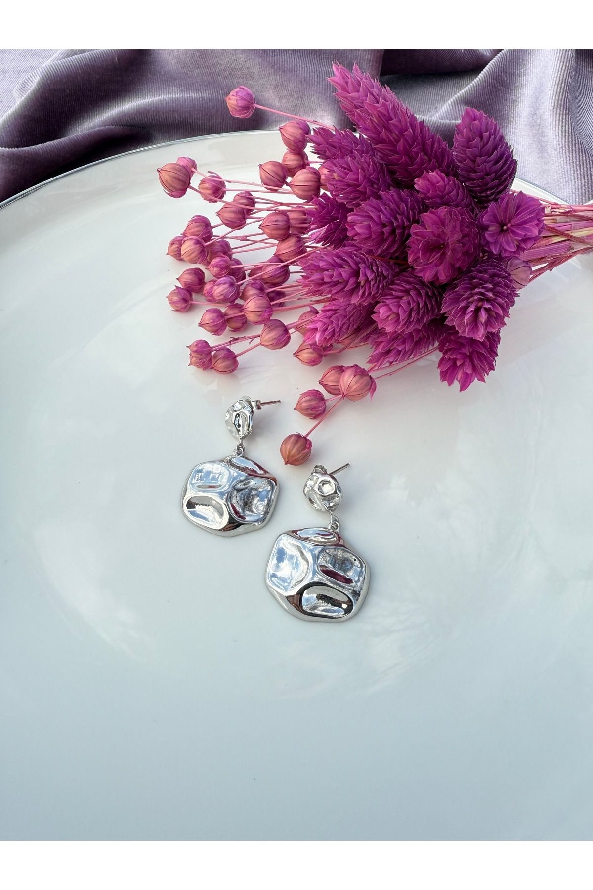 Store Sallantılı çivi küpe