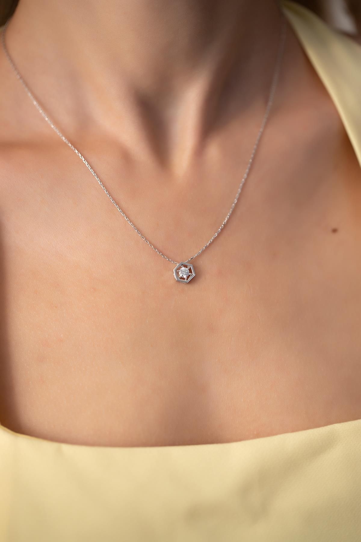 Ninova Silver Altıgen Model Rodyum Kaplama Gümüş Zirconia Kolye