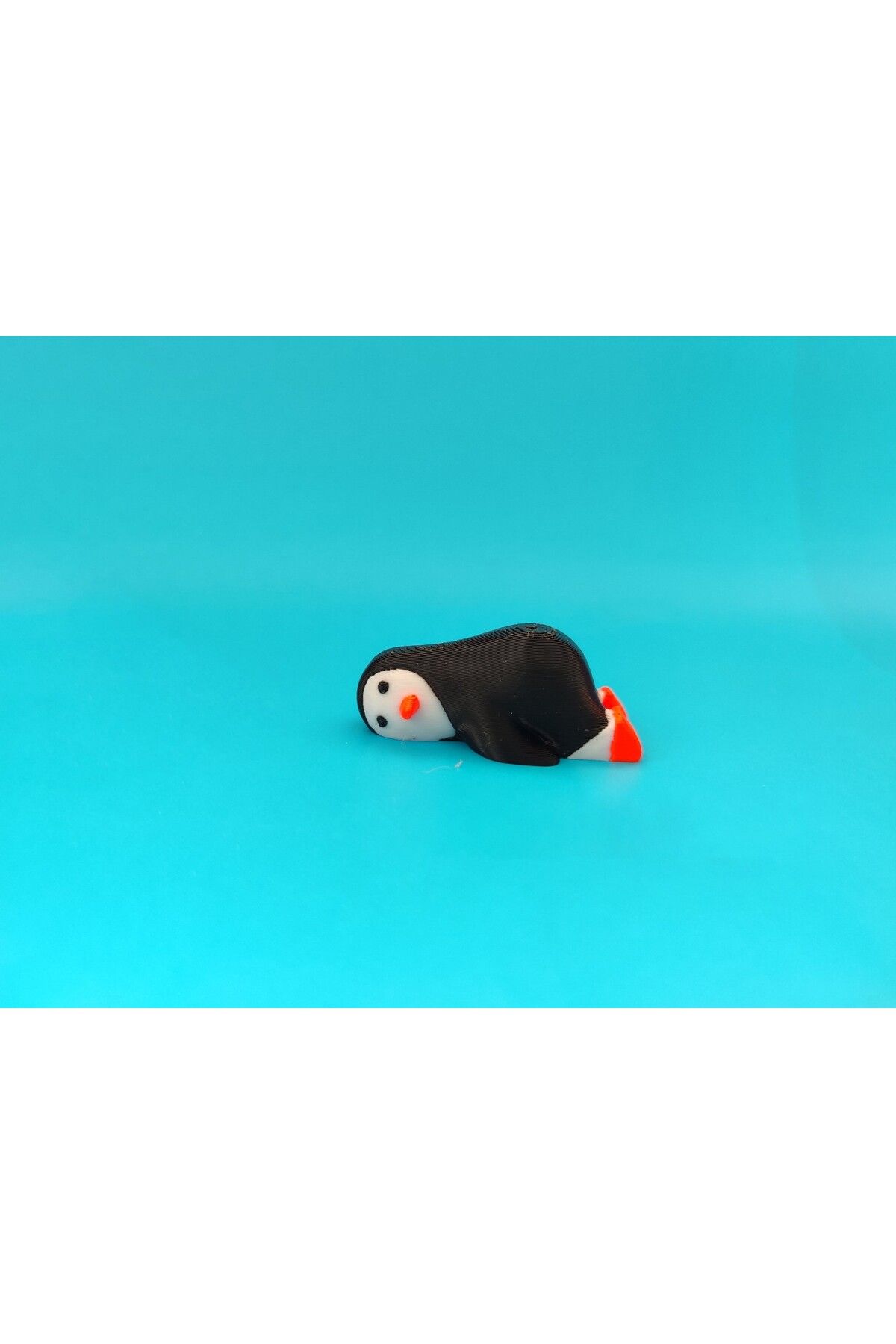 Minikbahcem Yüzüstü Uzanmış Penguen Figürü – Sevimli 3D Dekoratif Oyuncak