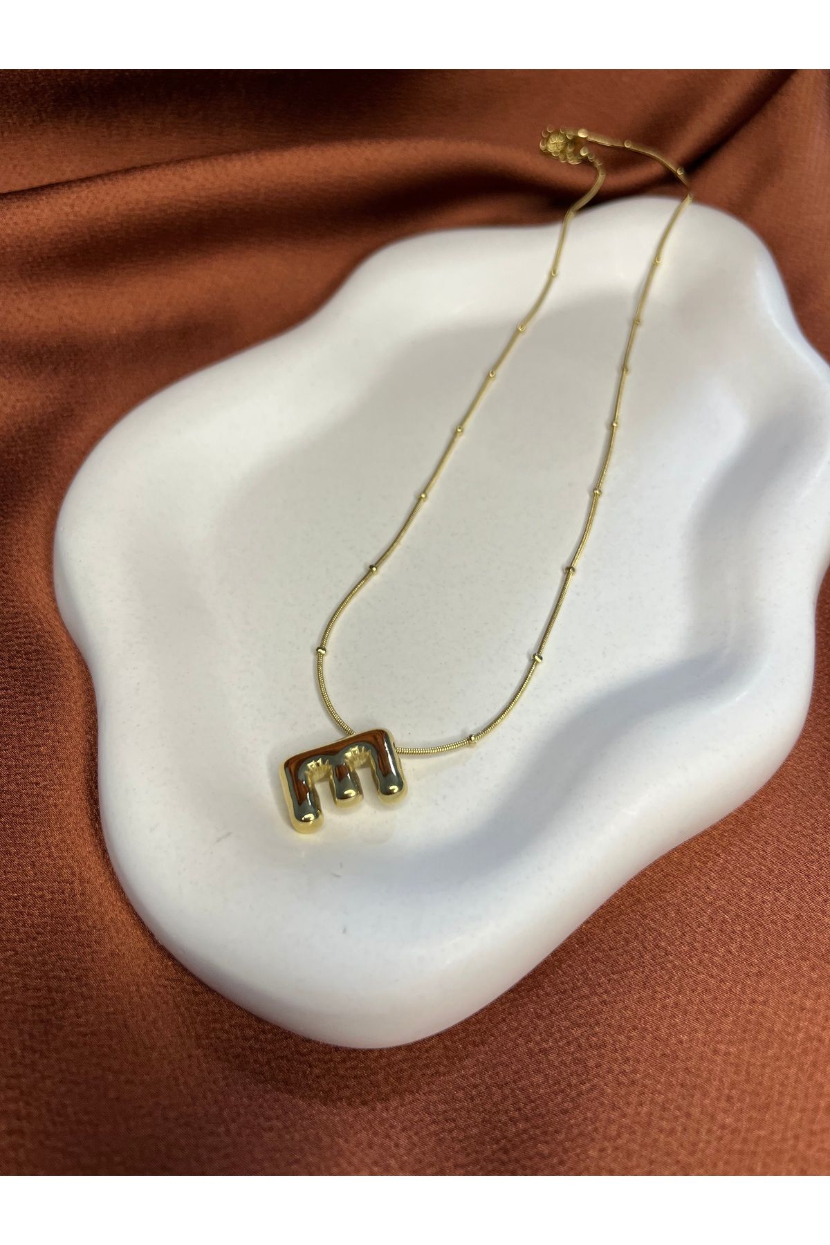 Fam&Co Jewelry Altın Renk Balon Harf Kolye – E Harfi, Şık ve Minimal Tasarım