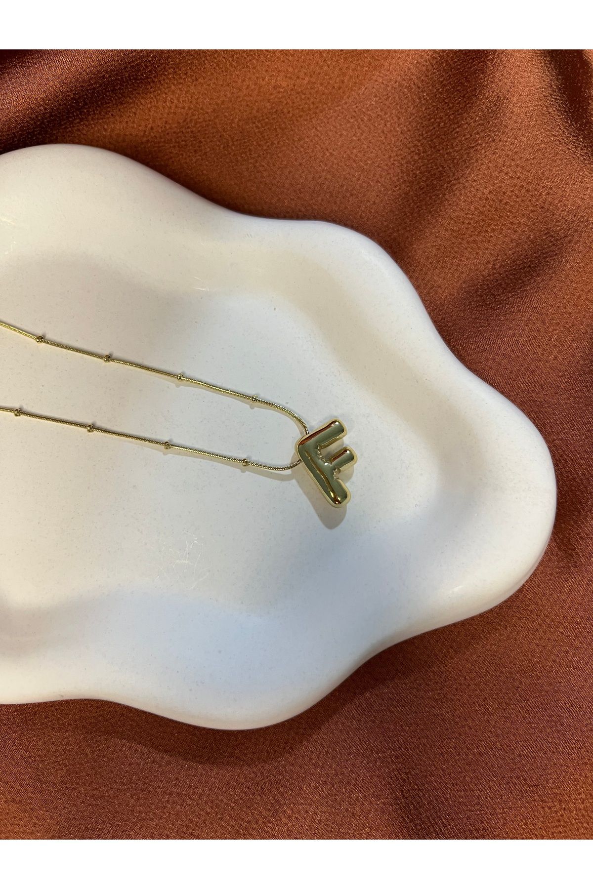 Fam&Co Jewelry Altın Renk Balon Harf Kolye – F Harfi, Şık ve Minimal Tasarım
