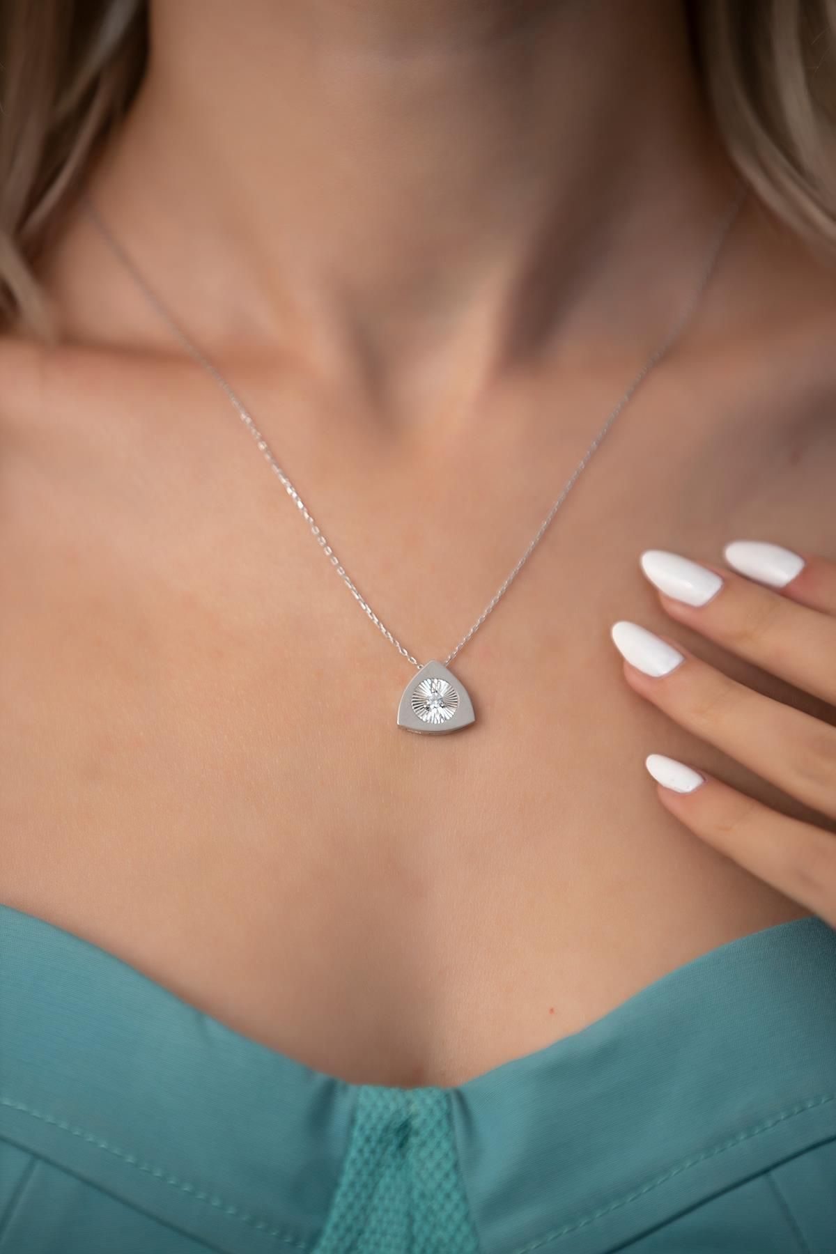 Ninova Silver Üçgen Model Rodyum Kaplama Gümüş Zirconia Kolye