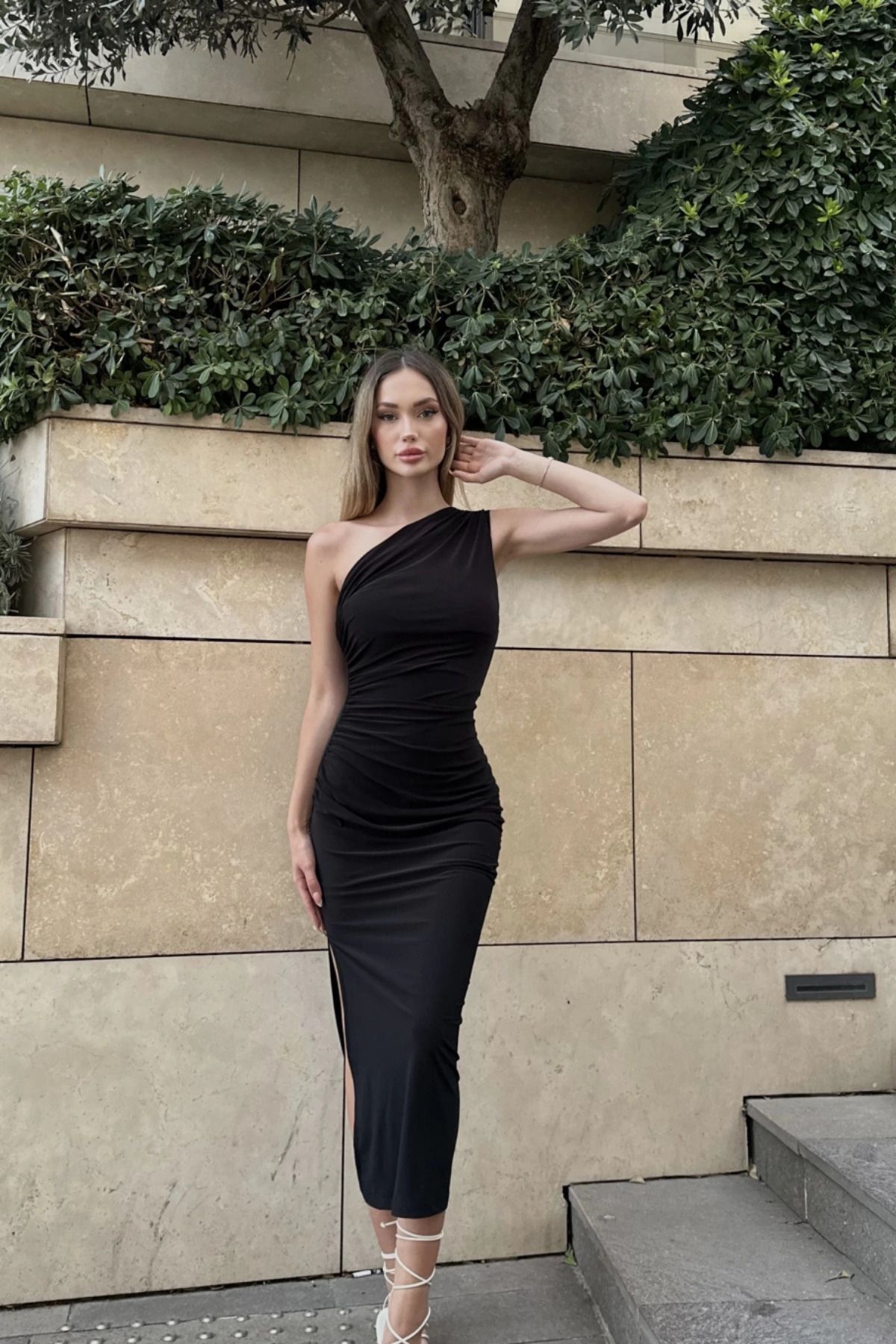 MOZENA Tek Omuz Drape Detay Yırtmaçlı Uzun Elbise
