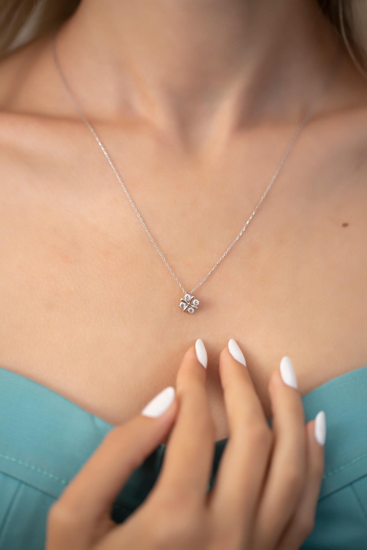 Ninova Silver Dört Taş Model Gümüş Zirconia Kolye