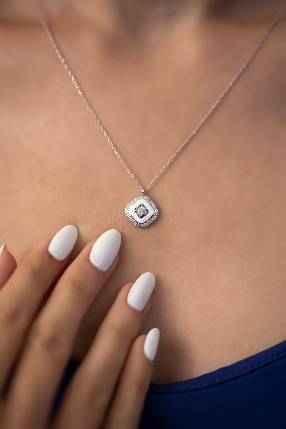 Ninova Silver Kare Model Gümüş Zirconia Kolye