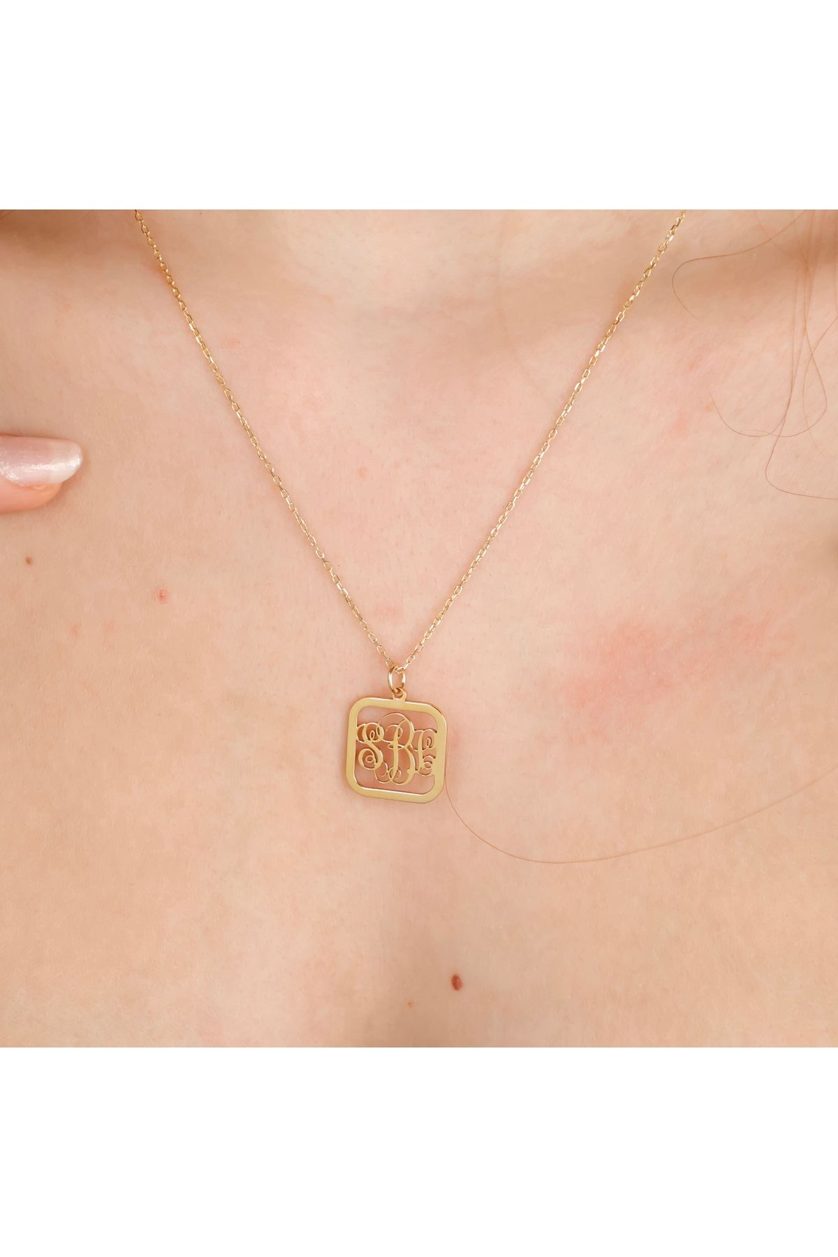 ALTINTEMAS Kare Çerçeveli Kişiye Özel Monogram Harf Kolye – 925 Ayar Gümüş Üzeri Altın Kaplama