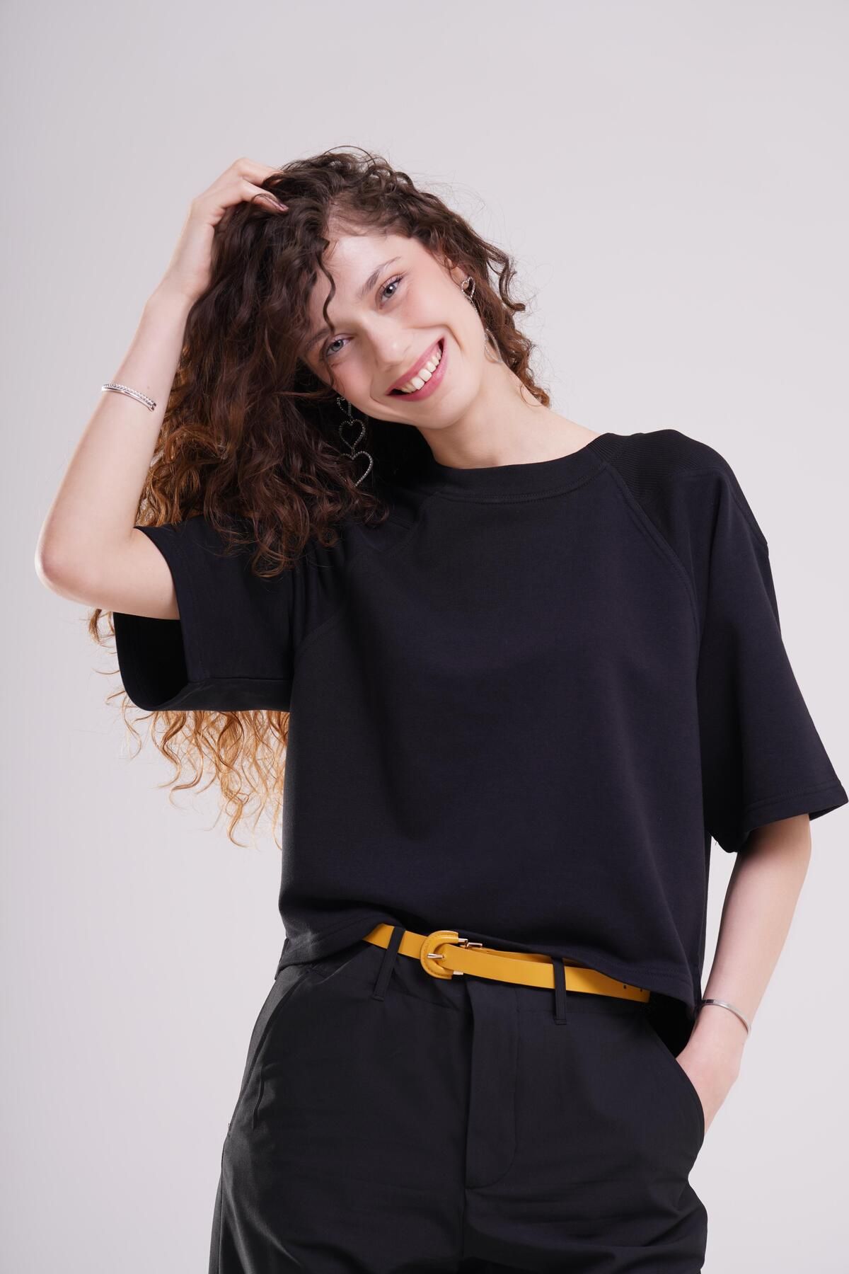 AFLOOW Kadın Siyah Minimal Oversize T-Shirt – Rahat ve Şık Günlük Stil