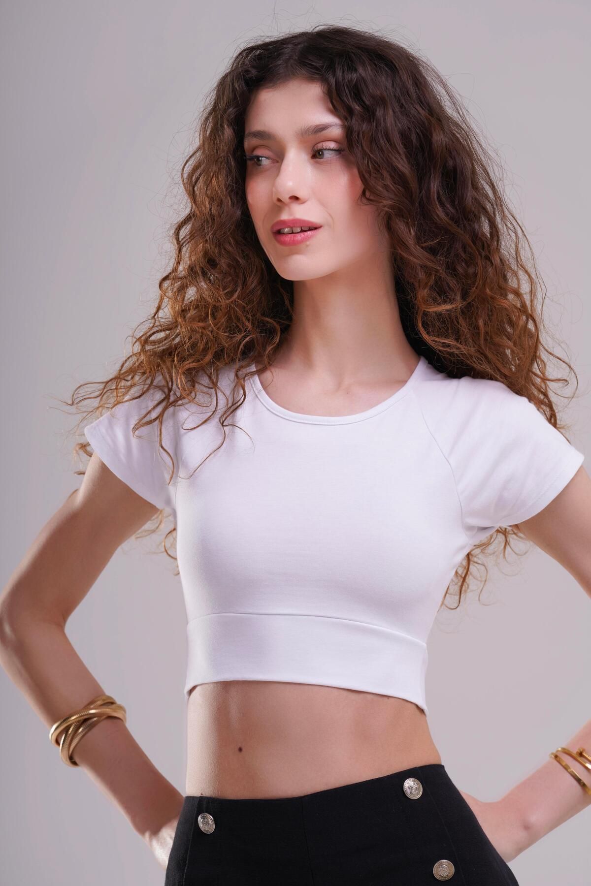 AFLOOW Kadın Beyaz Bağlamalı Crop Bluz – Modern ve Cesur Yaz Stili