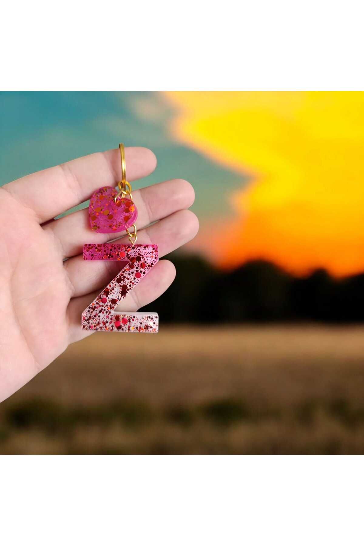 Wens Epoksi Epoksi Harf Anahtarlık Beyaz Renk Kırmızı Pul Süslemeli Gold Halka Z harfi ve Kalp Figürü