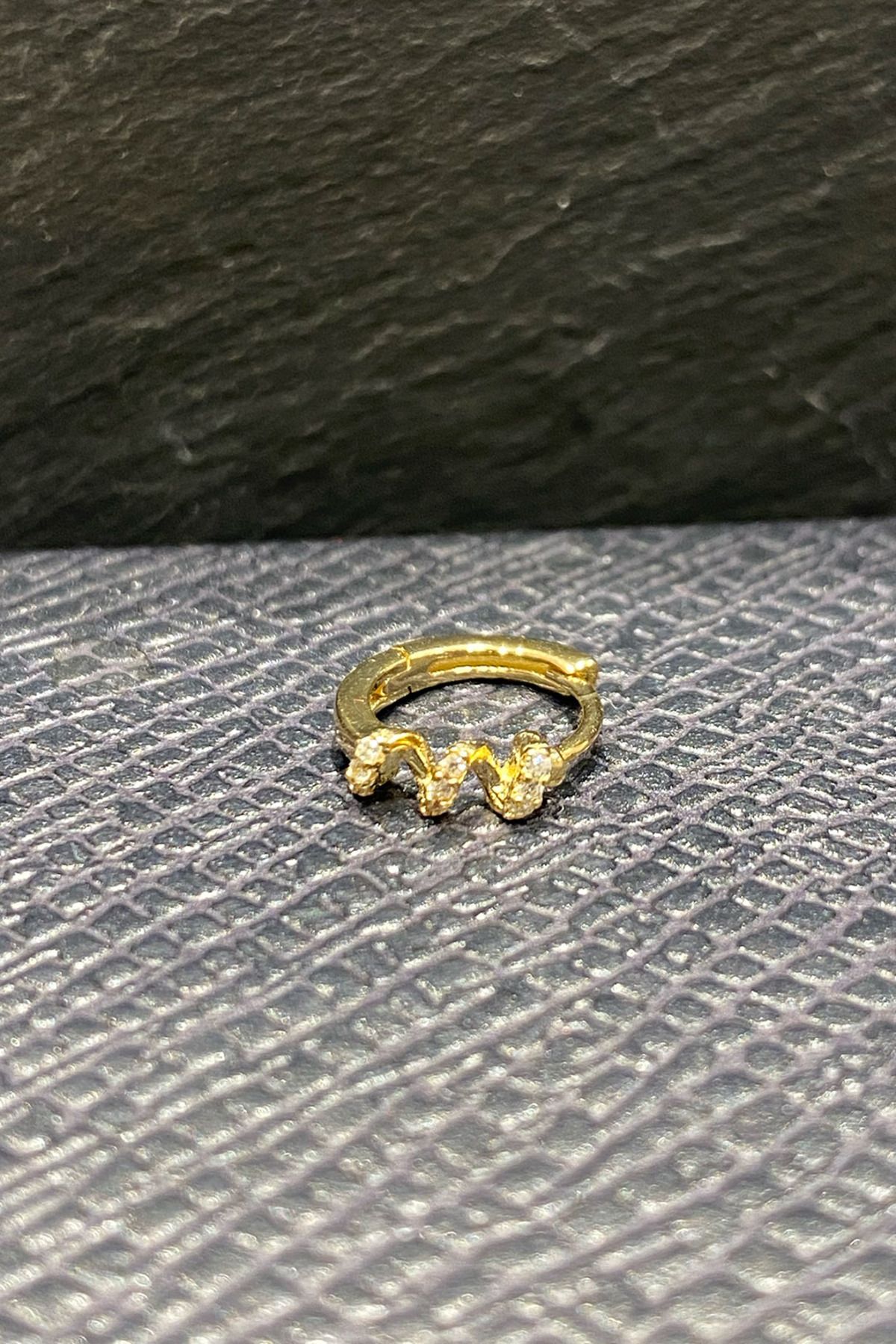 La femme by begum Beyaz Taşlı Üç Sıra Sarmal Gold Gümüş Halka Piercing,helix,tragus, Kıkırdak Küpesi