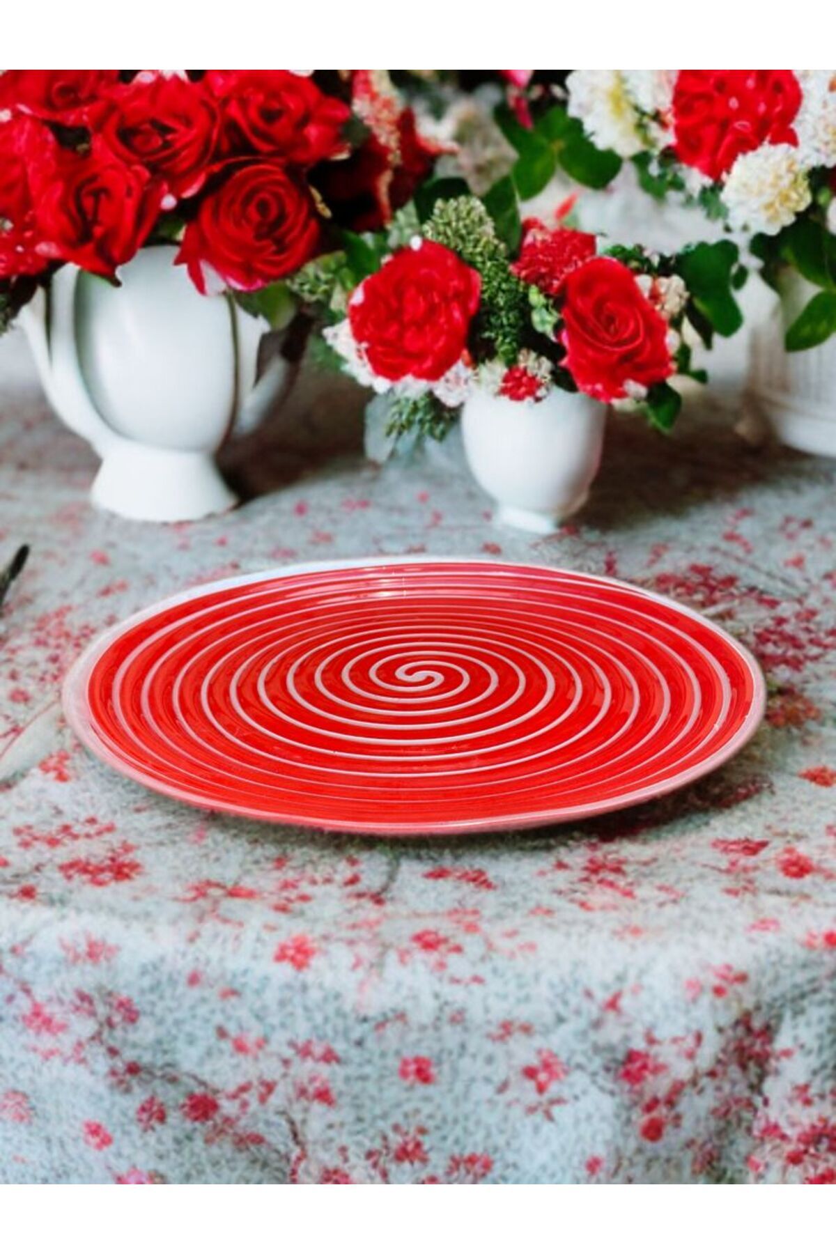 PERLAEVKAHVE Hypnosis Kırmızı Spiral Desenli Cam Sunum Tabağı – 28 cm