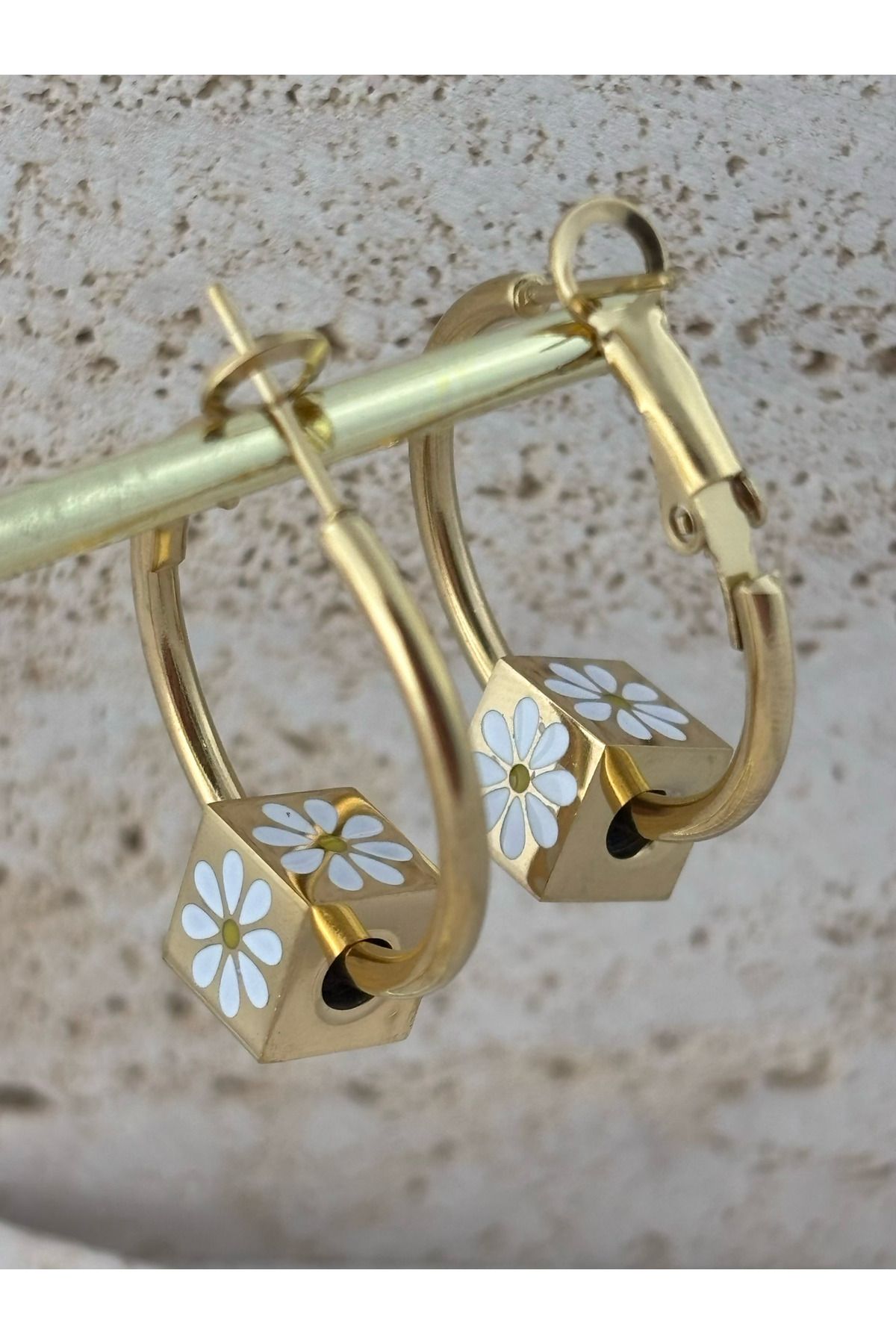 EleganceEssence Papatya Charm Halka Paslanmaz Çelik Küpe