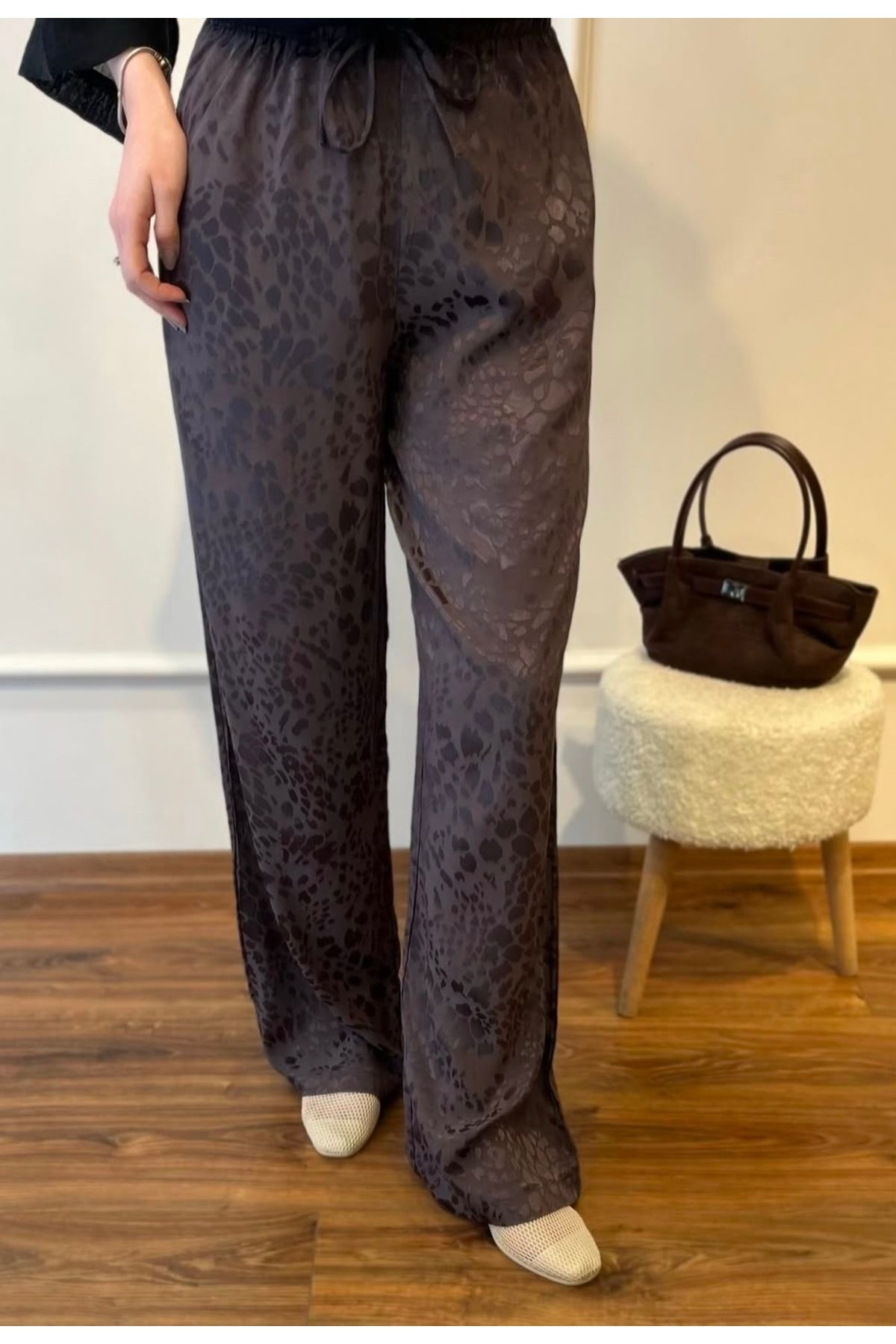Zims Butik Acı Kahve Leopar Desenli Saten Pantolon