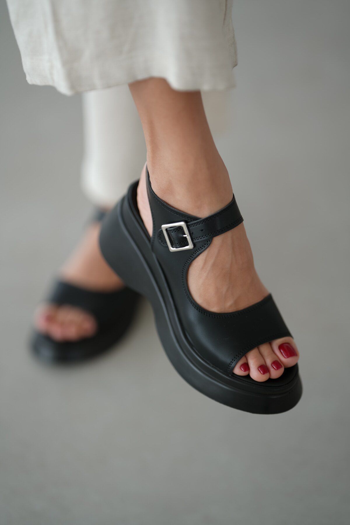 selinshoes Lesy Asimetrik Kesim Toka Detaylı Kadın Sandalet- SİYAH