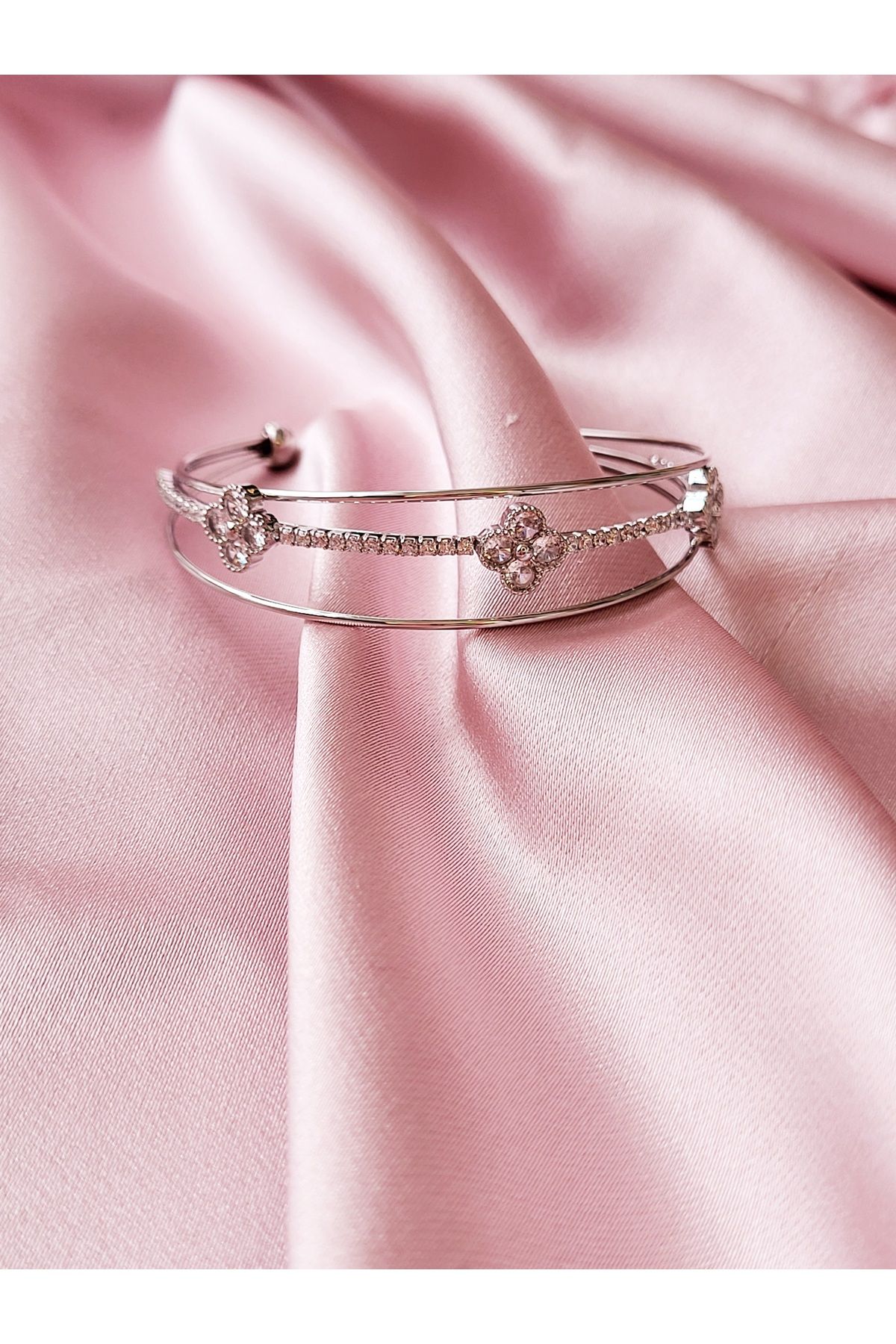 Jewerly Clover Charm Yonca Detaylı Zarif Parlak Bileklik