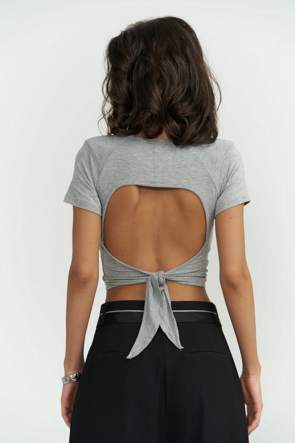 MAİ COLLECTİON-Sivá Crop blúzka s výplňou Perla 1