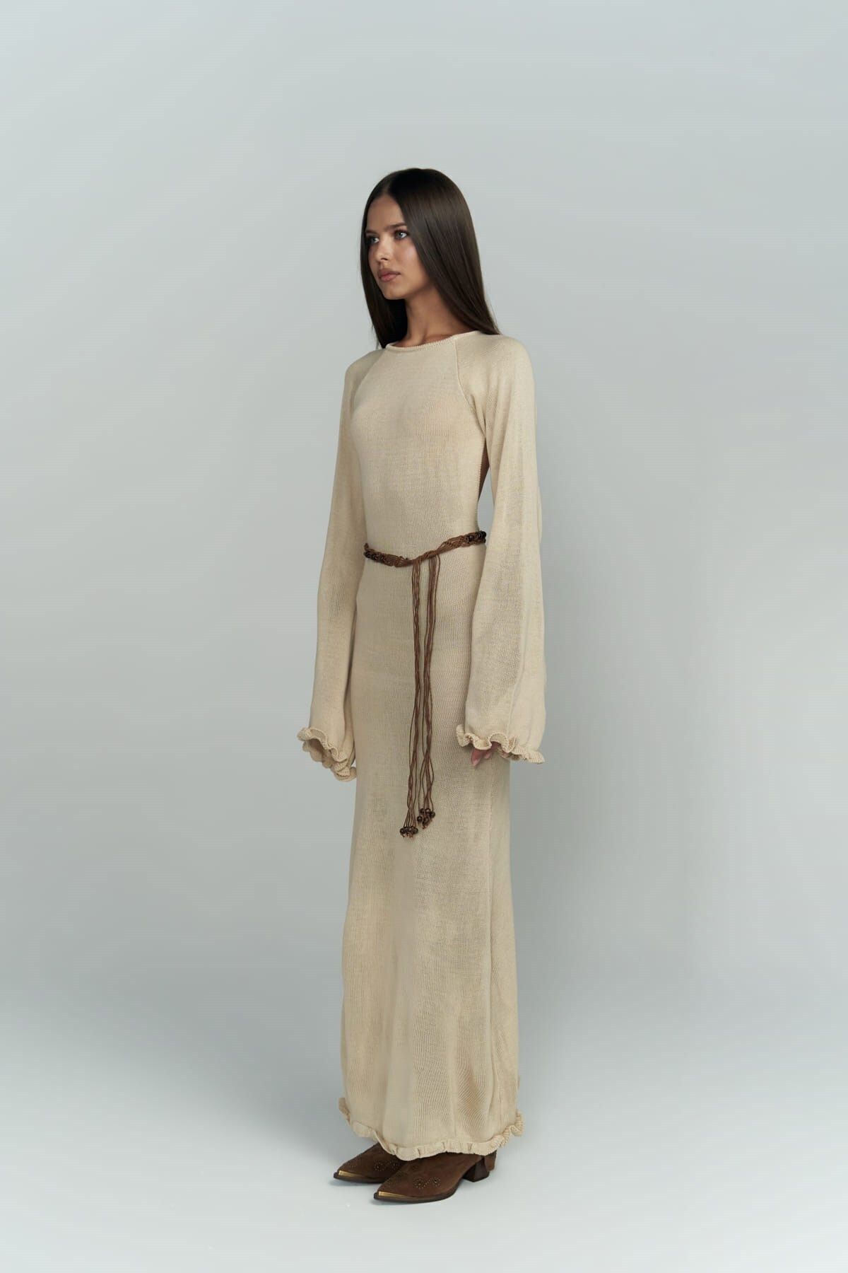 BOHEMAİ Beżowa sukienka z dzianiny Angela z głębokim wycięciem