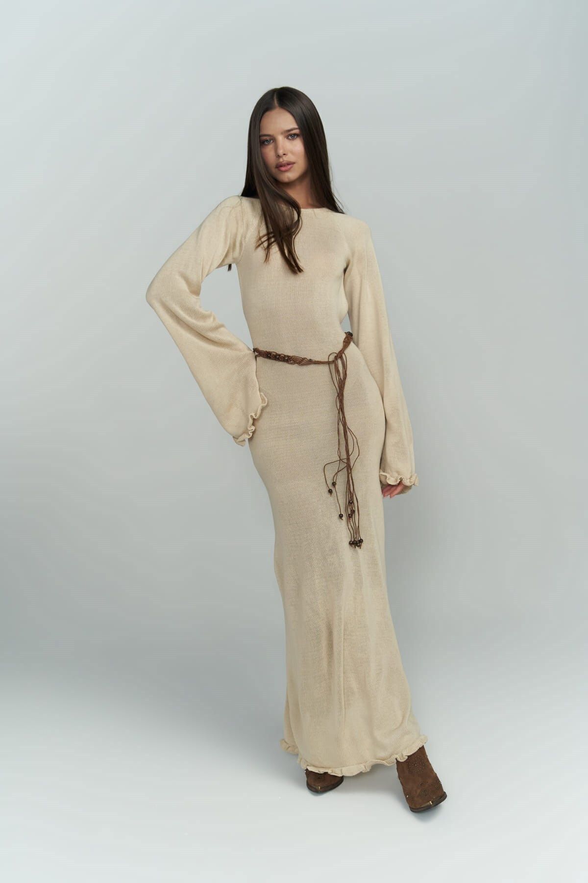 BOHEMAİ Beżowa sukienka z dzianiny Angela z głębokim wycięciem