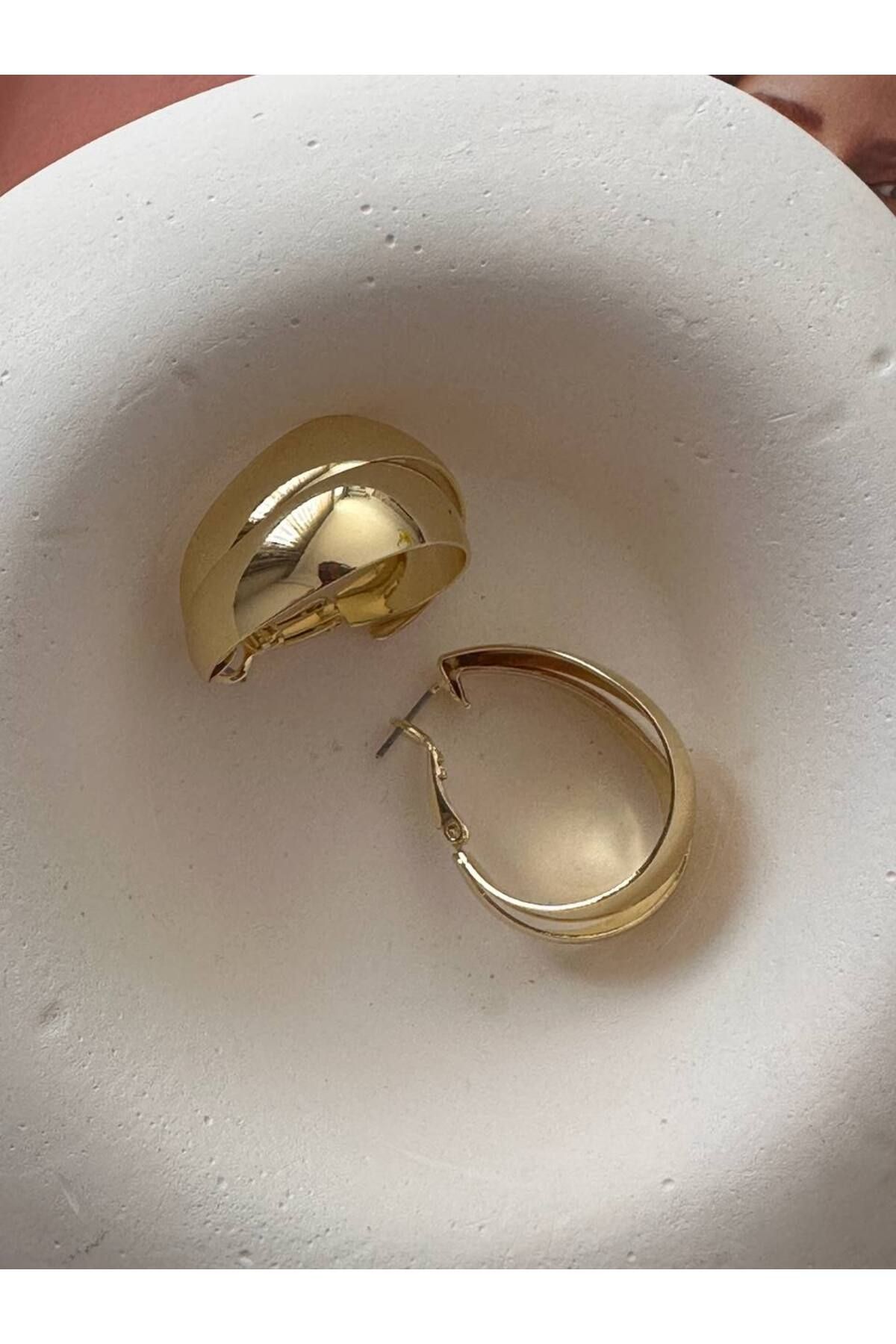 Esmeray Aksesuar Vip Çelik Gold Renk Premium Seri Antialerjik Oval Halka Küpe Genişlik 2,5 cm. Uzunluk 3 cm.