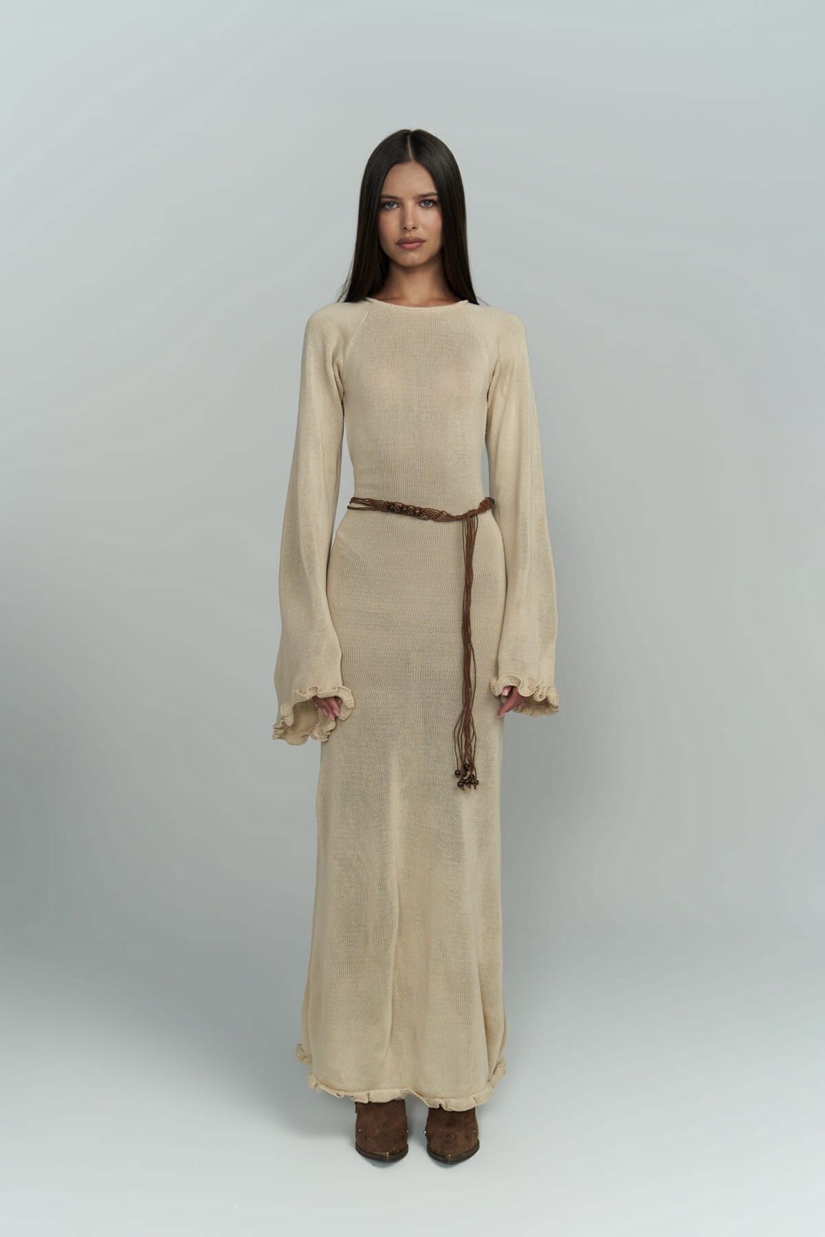 BOHEMAİ Beżowa sukienka z dzianiny Angela z głębokim wycięciem