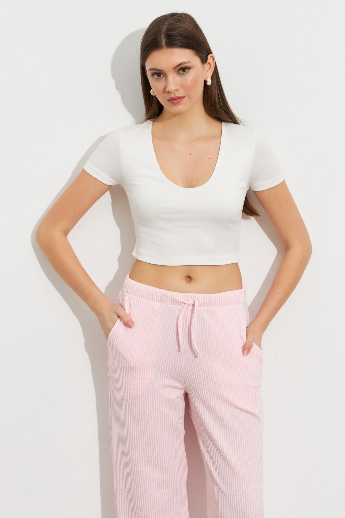 Cool & Sexy Kadın Ekru V Yaka Crop Bluz TOP101