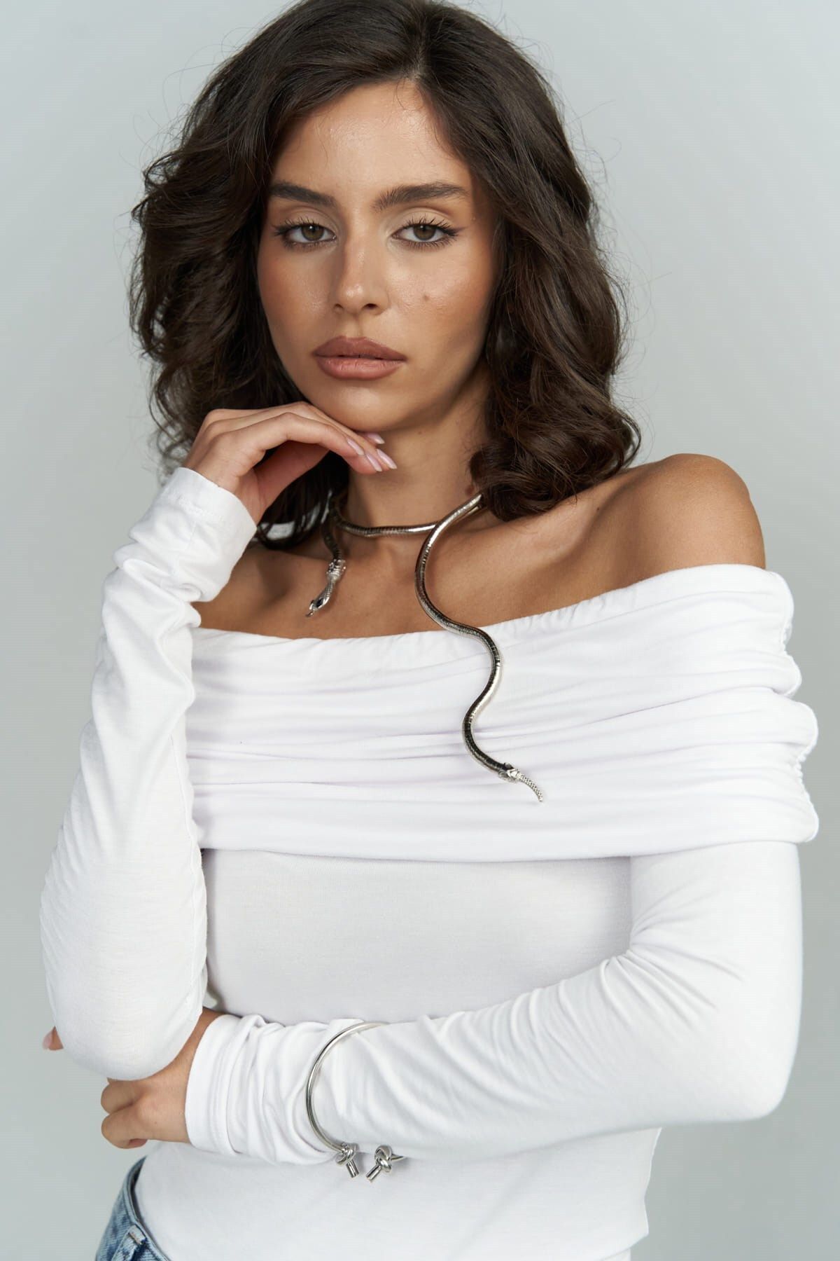 MAİ COLLECTİON-Weiße Bluse mit Alonzo-Carmen-Kragen und langen Ärmeln 3