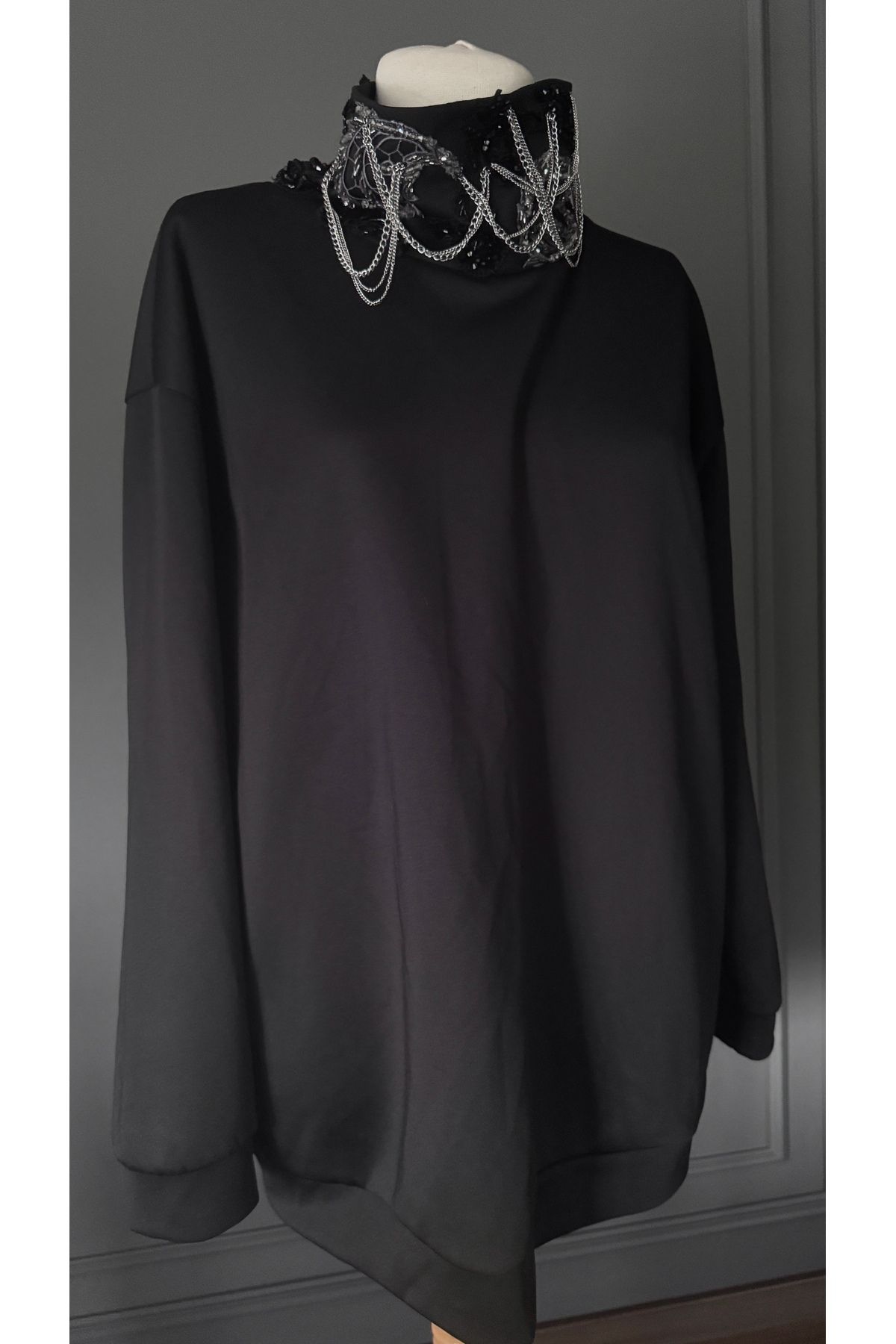 Kübra Tekin Boncuk İşlemeli Tasarım Sweatshirt