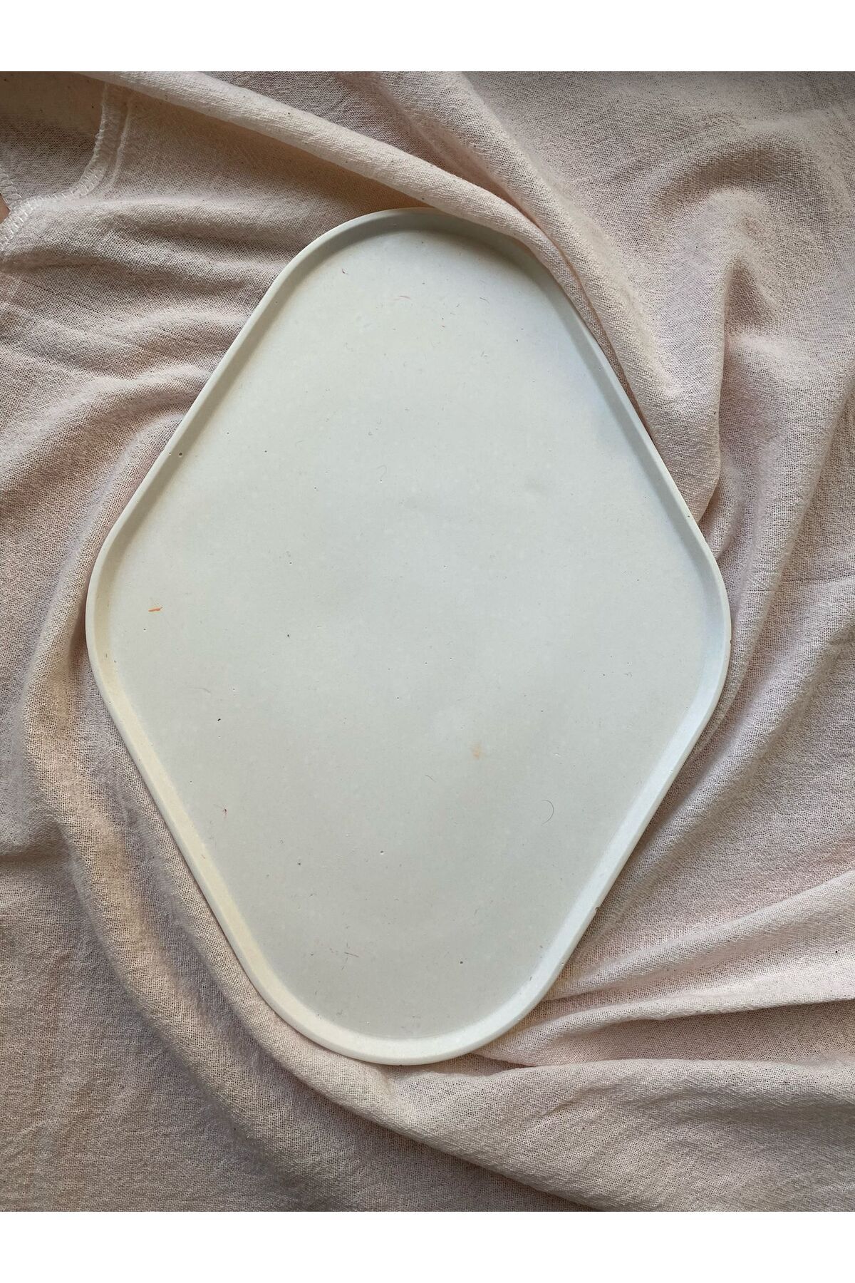 Decolyra Taş Tozu El Yapımı Nişanlık Sunumluk ve Mumluk Oval Dörtgen Tepsi – Şık Dekoratif Tasarım (30x23 cm)