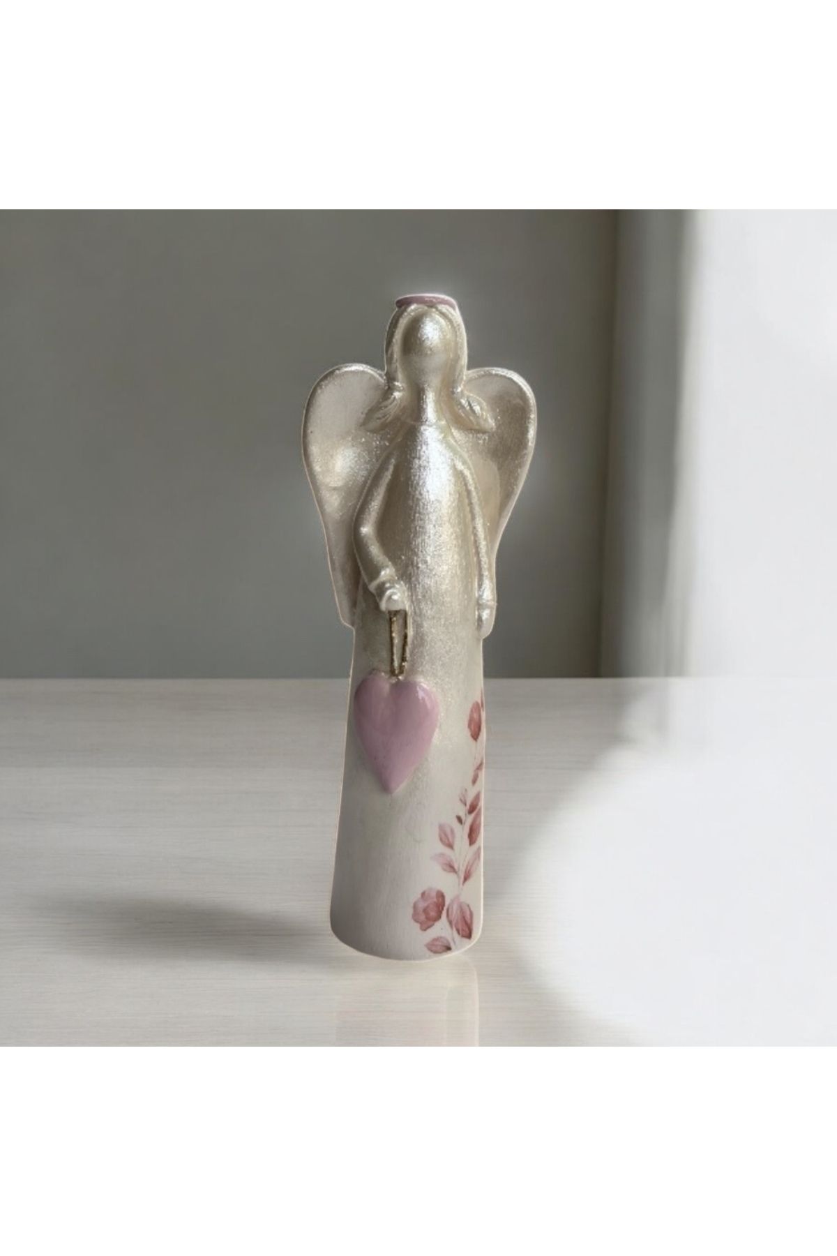 Atölye Kiraz Dekoratif Elinde Kalp Tutan Melek Biblo – Aytaşı Malzeme, El Boyaması 4x5x10 cm