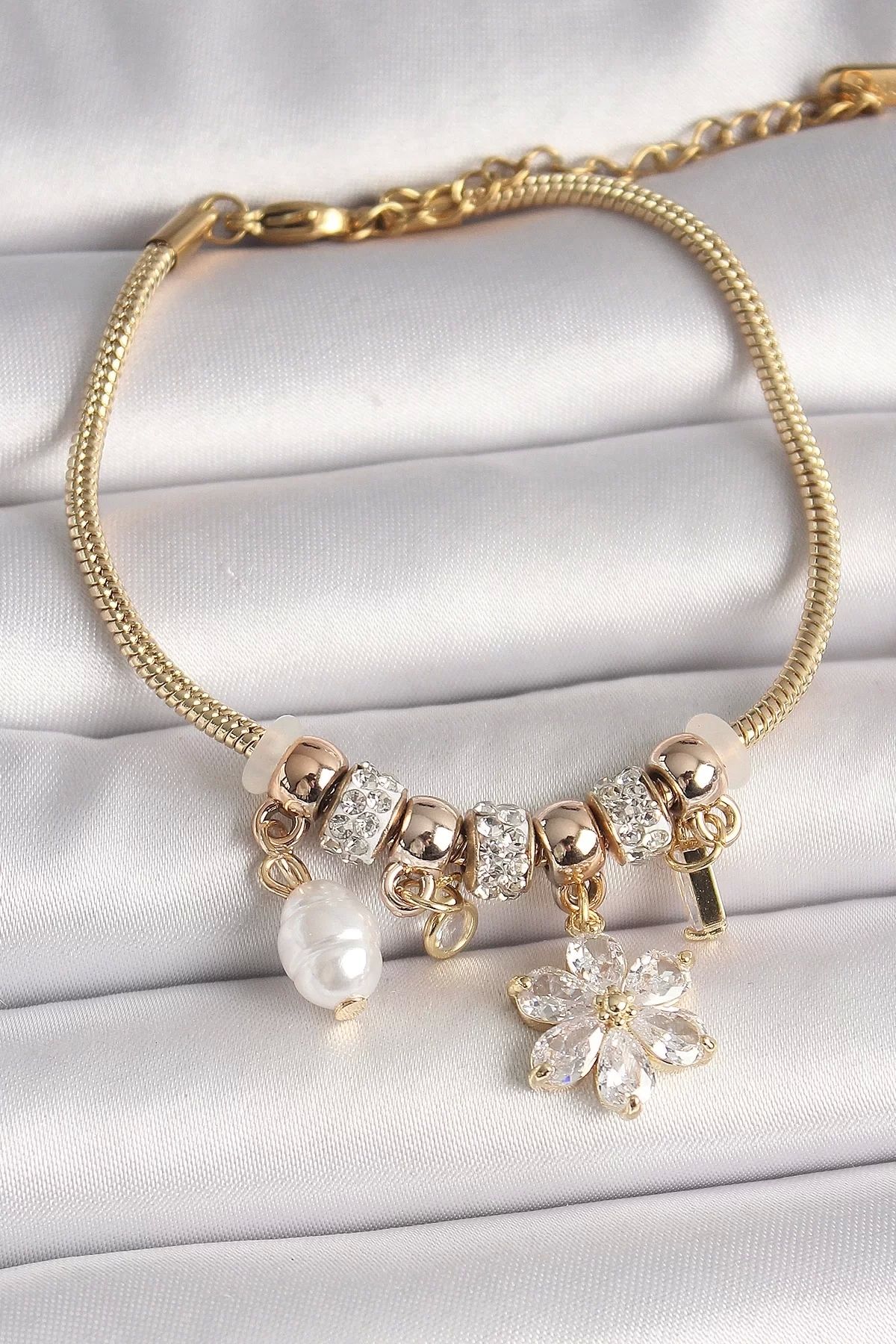 Clariss Pirinç Gold Renk Sallantı Zirkon Taşlı Çiçek Model İnci Detay Charm Kadın Bileklik