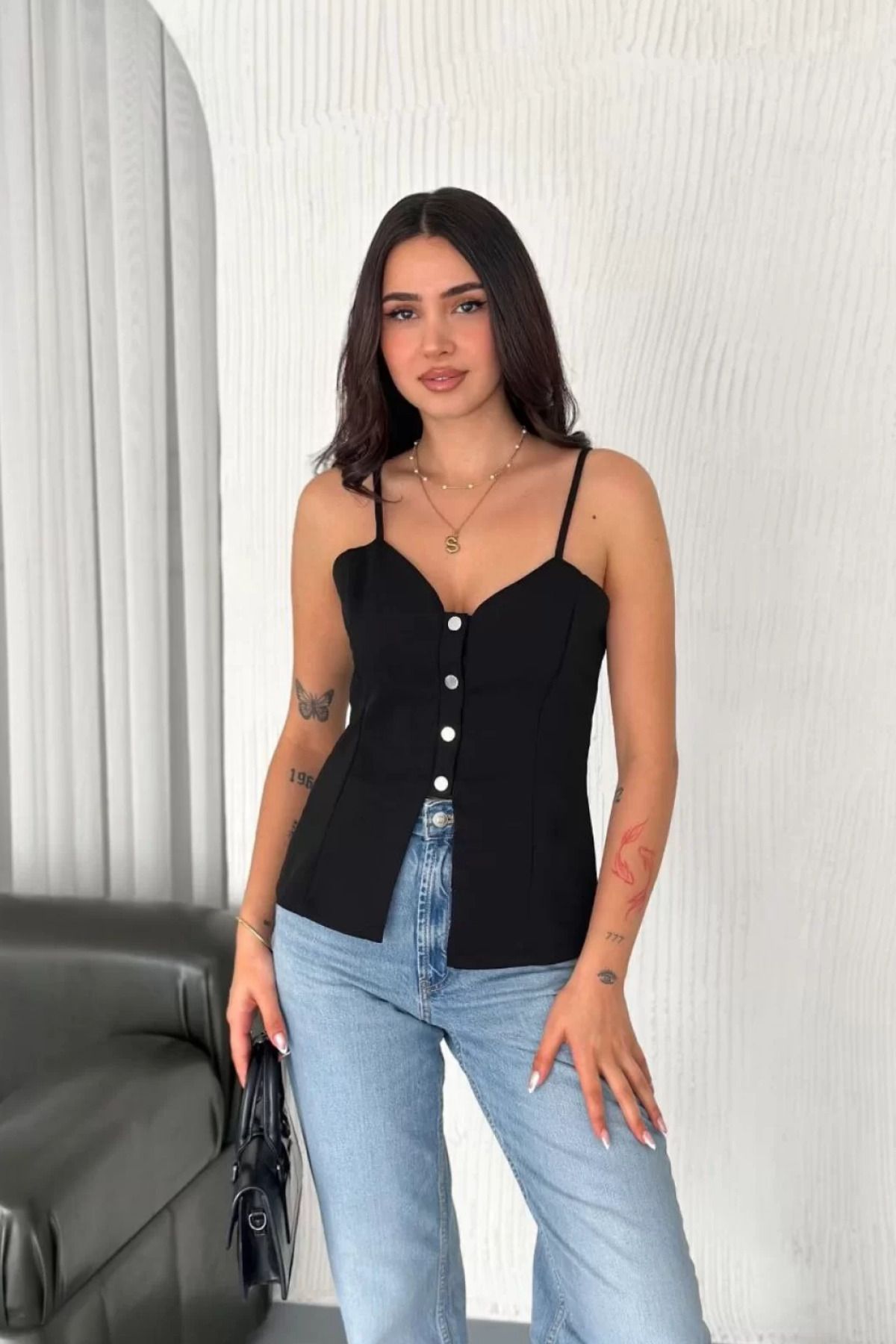 İndigo Park Bluz crop askılı dekolte detaylı- Siyah-Kırmızı-Beyaz Renk Seçenekleriyle