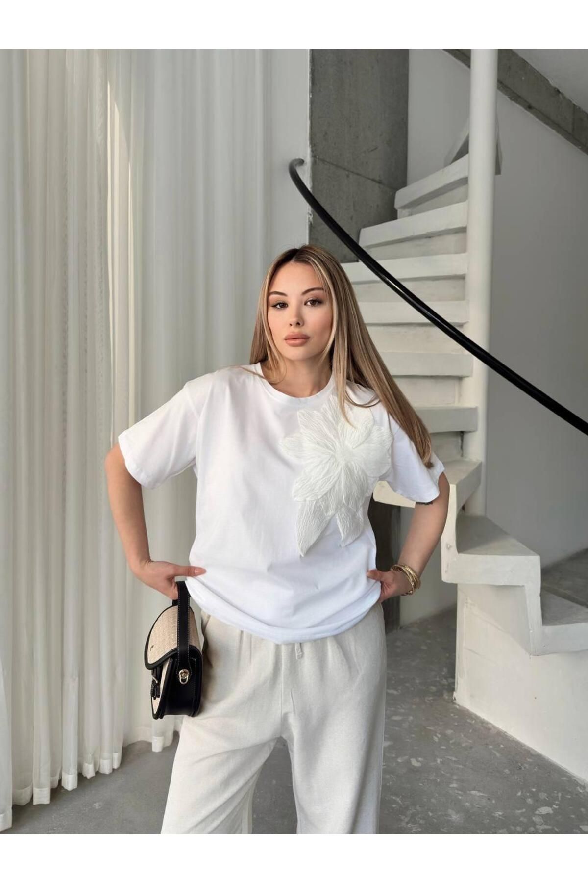 Nisa Luxury Boutique Kadın Çiçek Aksesuarlı Bisiklet Yaka T-Shırt