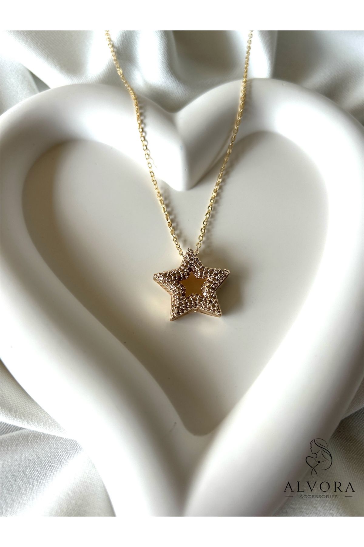 Alvora Accessories Zirkon Taşlı Altın Kaplama İçi Boş Yıldız Şeklinde Kolye