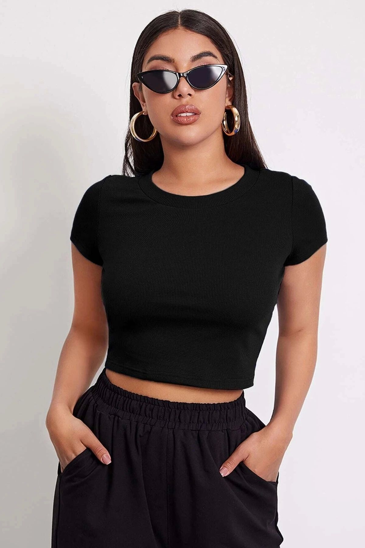Nemere Kadın Siyah Yuvarlak Yaka Yarım Kol Crop Top Bluz