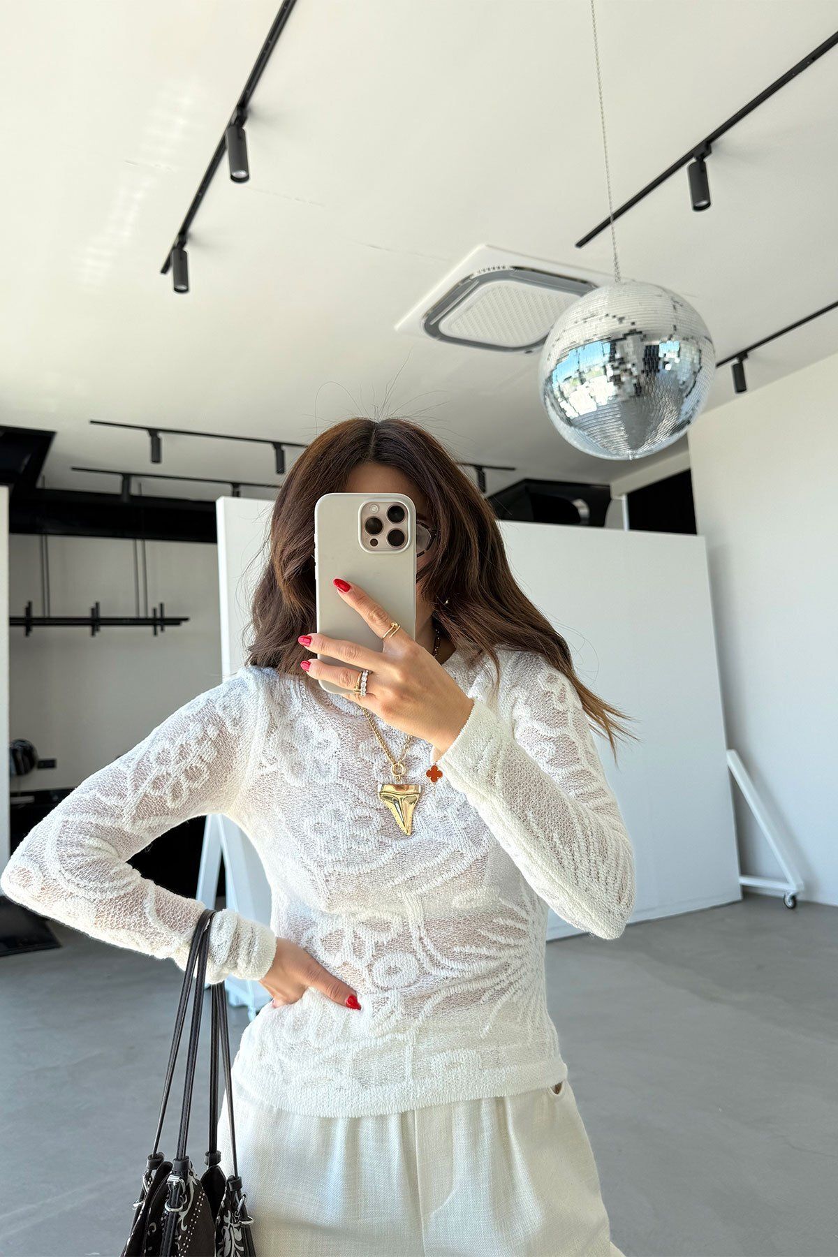 Özge Özgenç Kayık Yaka Transparan Triko Bluz