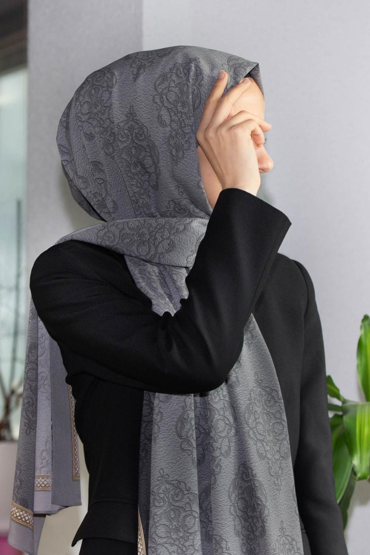 Vissona LÜKS MEDİNE İPEĞİ BAROK DESENLİ GÜMÜŞ RENKLİ 75X195 KIRIŞMAZ ŞAL MOSS KREP DİKİŞ TİPİ İTALYAN DİKİŞL