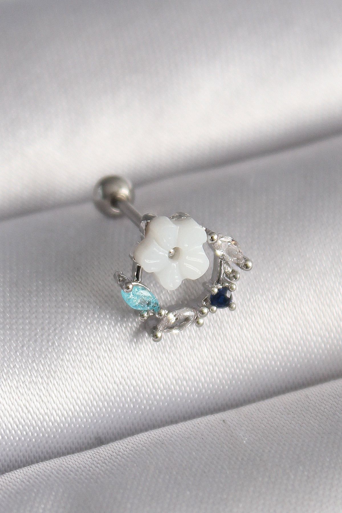 Skygo 316L Çelik Gümüş Renk Zirkon Taş Detay Beyaz Çiçek Model Tragus Piercing - TJ-PR1359