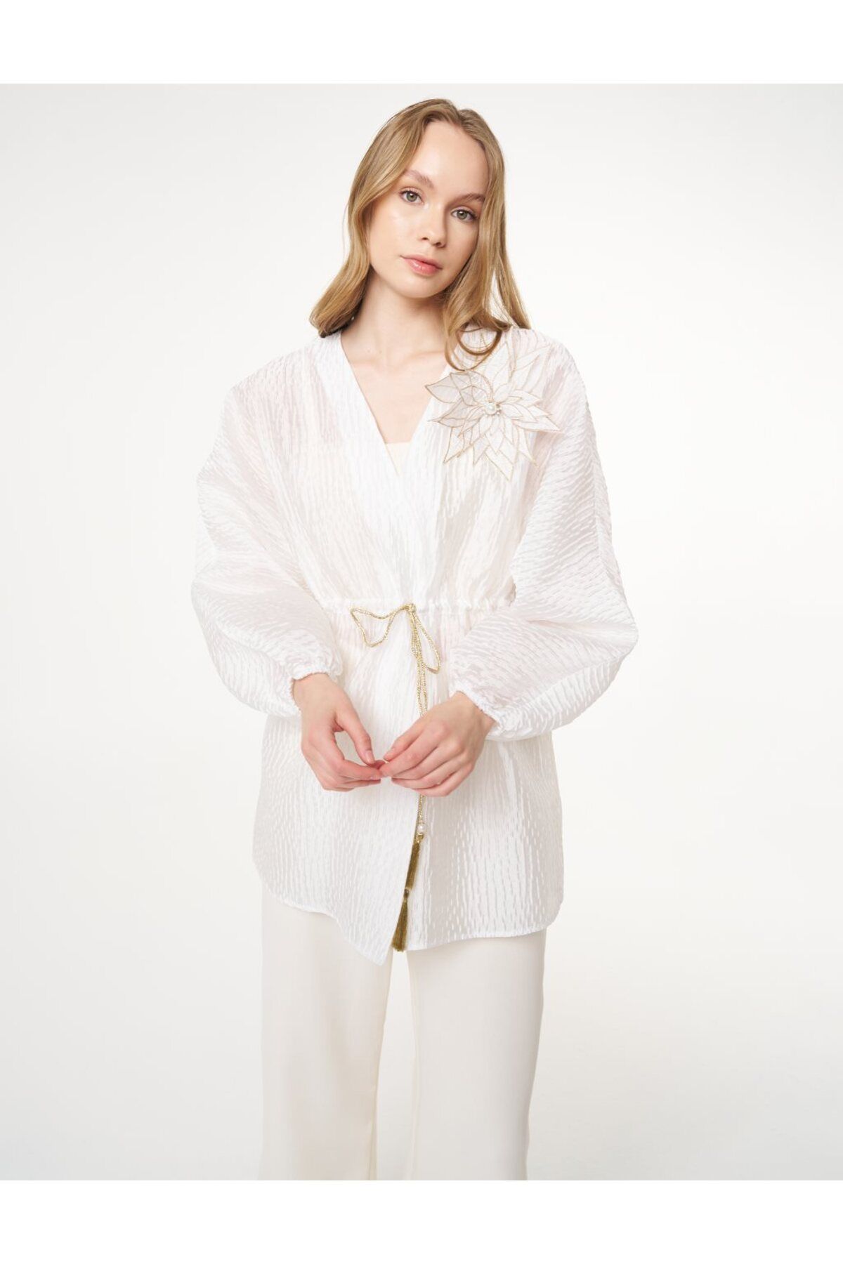 Kayra Çiçek Aplikeli Jakarlı Kimono Optik Beyaz