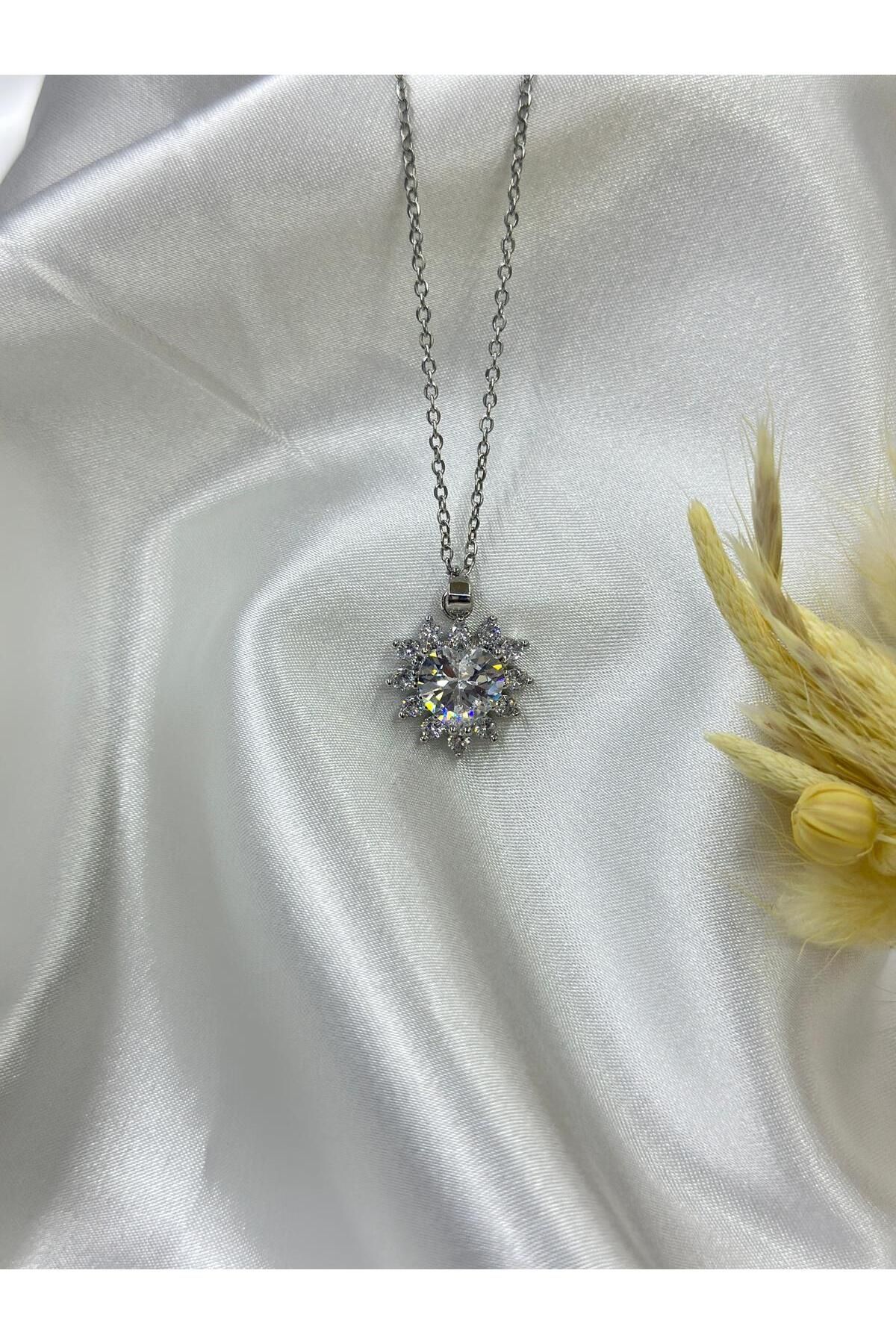 melif accesories Gümüş Renk Zirkon Taşlı Pırlanta Kalp Figürlü Prenses Çelik Kolye