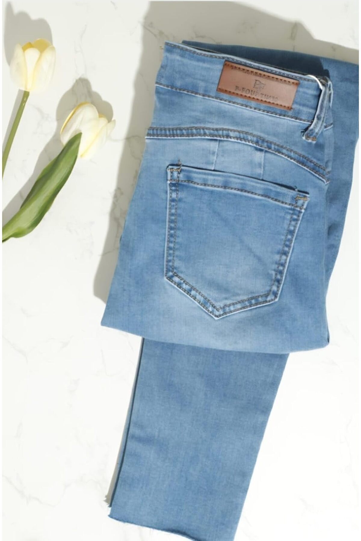 بنطلون جينز أزرق فاتح عصري للنساء من بونكا