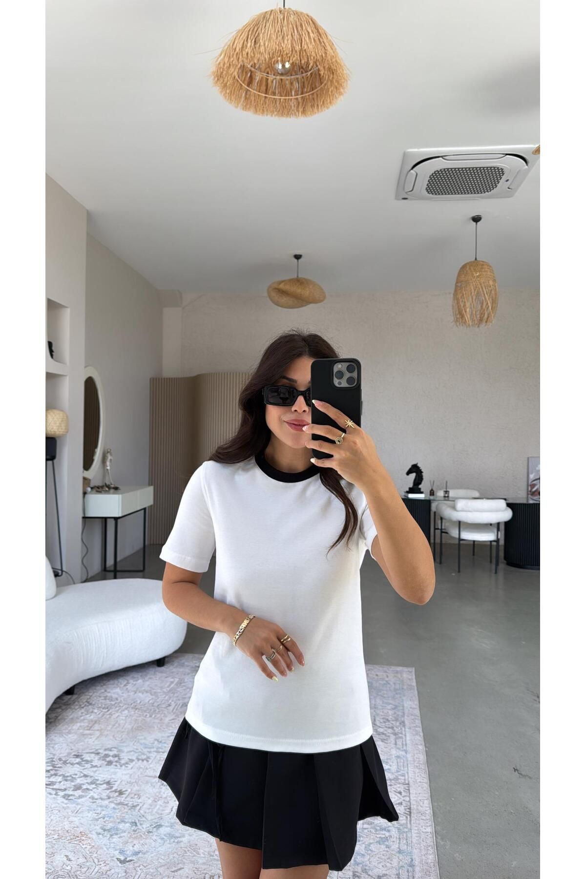 Buket Teke Beyaz Massi Bisiklet Yaka Tshirt