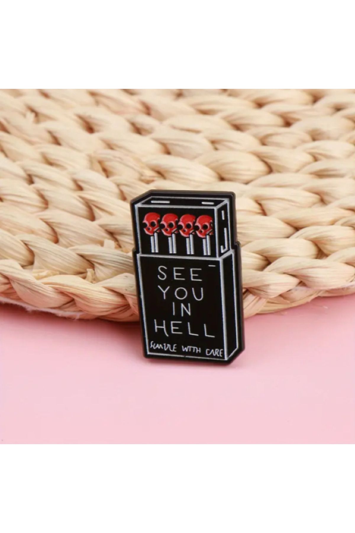MAURA LIYUZA "See You In Hell" / "Cehennemde Görüşürüz" Yazılı Kurukafa Motifi Detaylı Kibrit Kutusu Tasarım Broş
