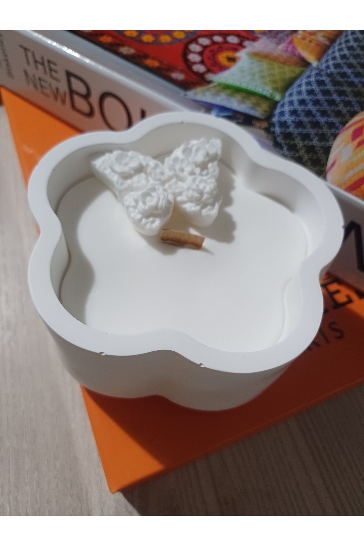 Opulent Accessories Papatya tabak mum kelebekli ahşap çıtalı, dekoratif mum, anneler günü hediyelik mum