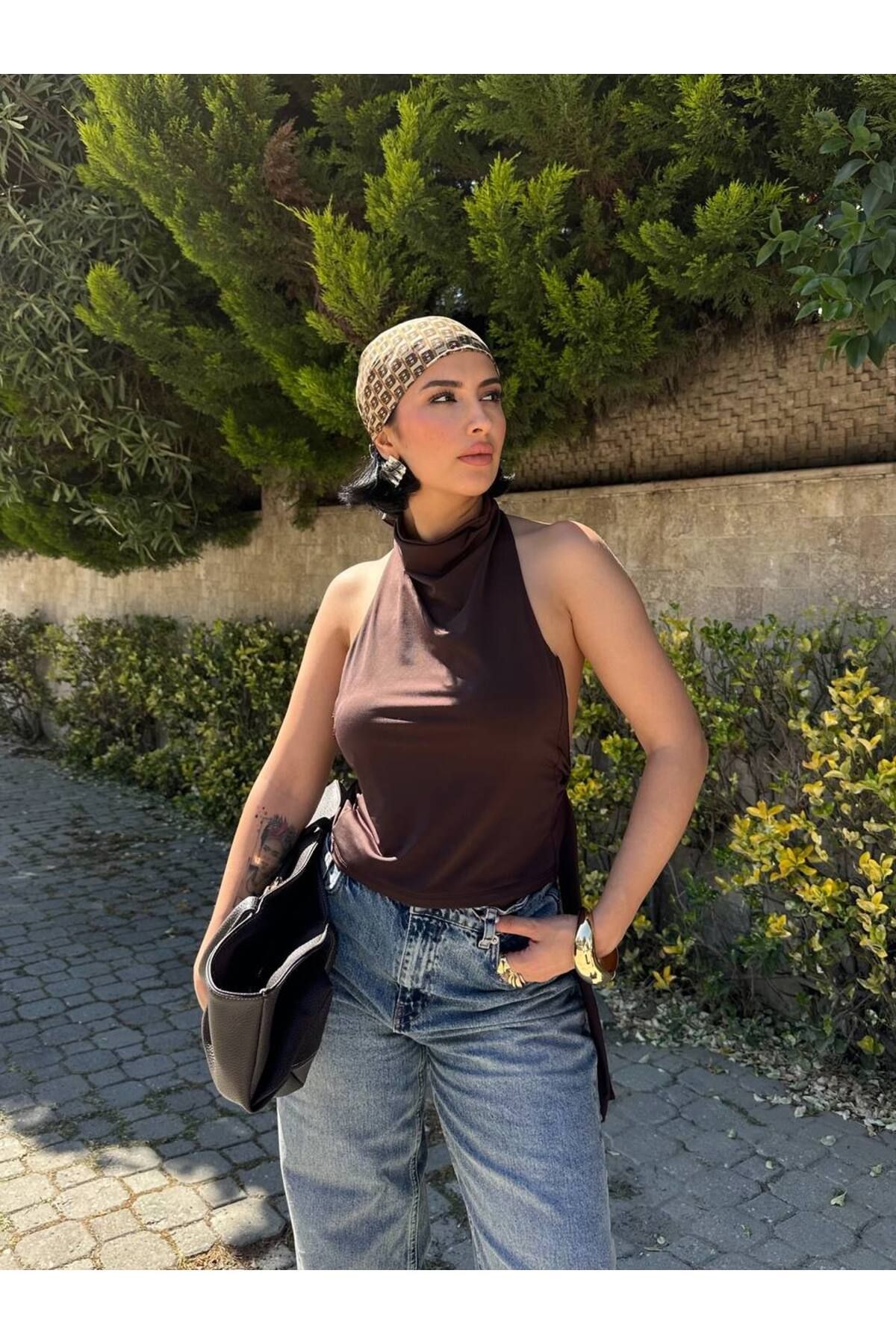 MY LİKA DİK YAKA BOĞAZLI SIRT DEKOLTELİ CROP BLUZ