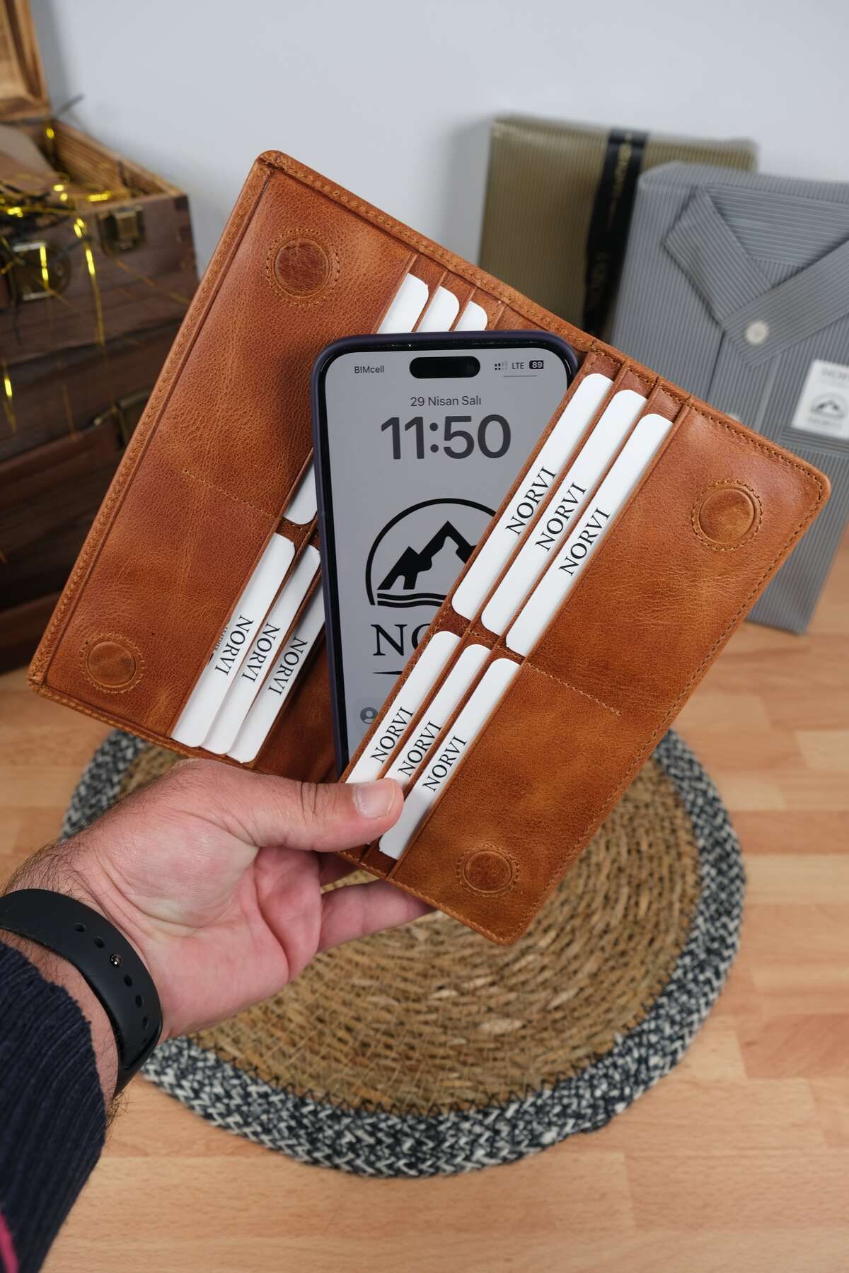 Norvi Leather Telefon Bölmeli El Tutamaçlı Hakiki Deri Cüzdan Taba Rengi