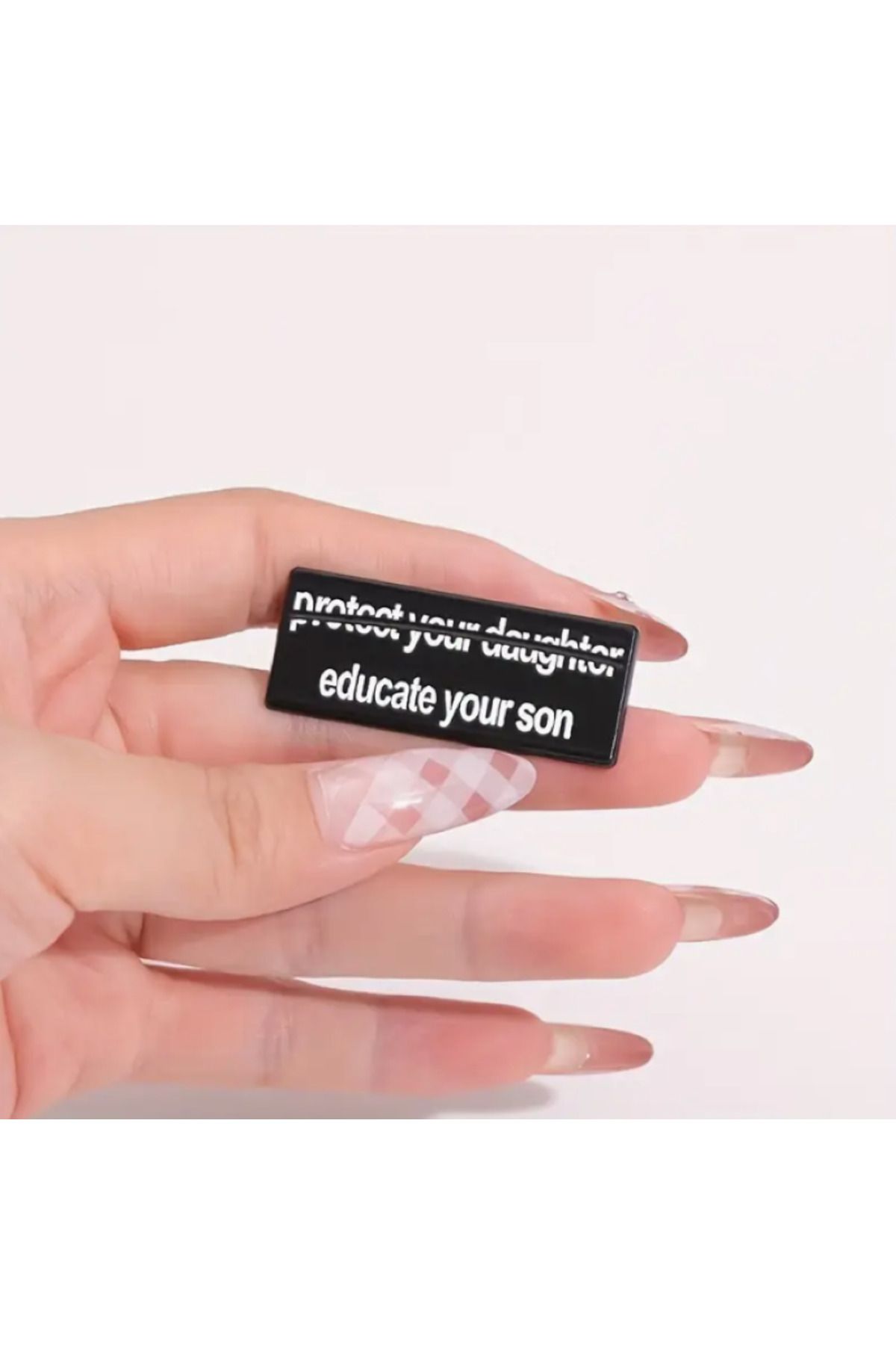 MAURA LIYUZA "Protect your daughter - Educate your son" Yazılı İlham Veren Tasarım Broş