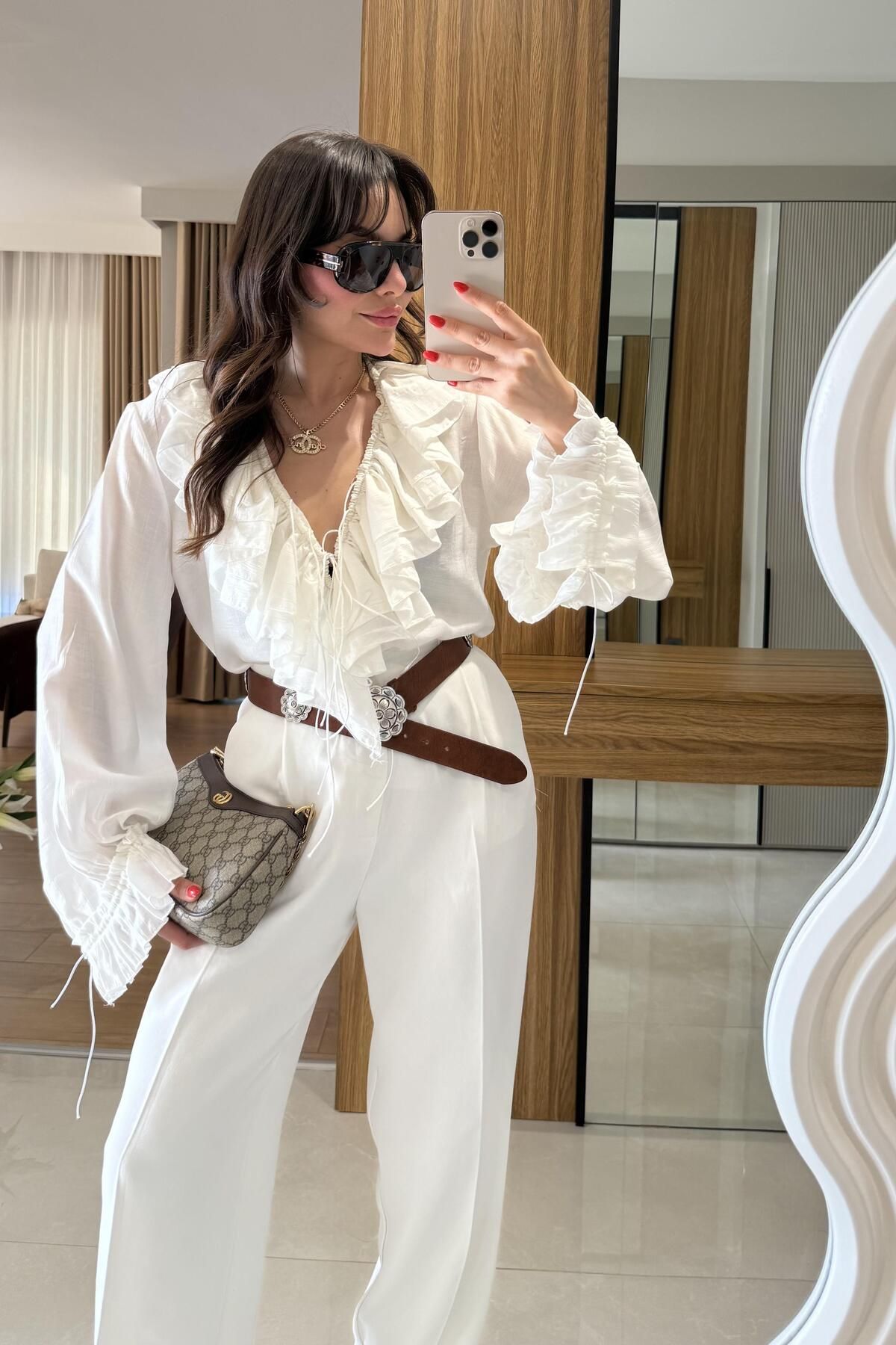 Gizem Ecemiş Giav Beyaz Fırfırlı Tasarım Gömlek